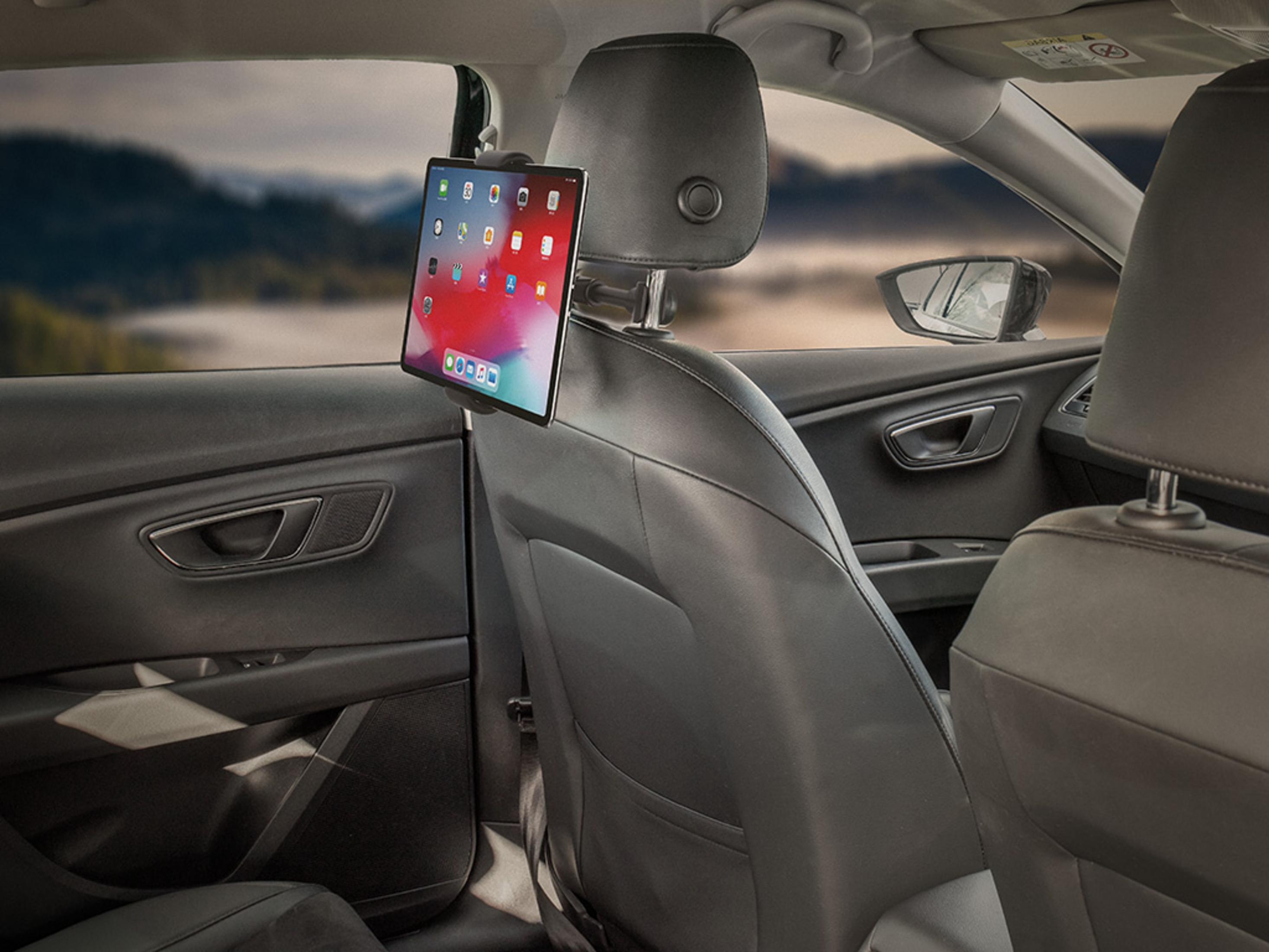 Tablet-Halterung an Rücksitzlehne, Blick durchs Fenster auf Berge.