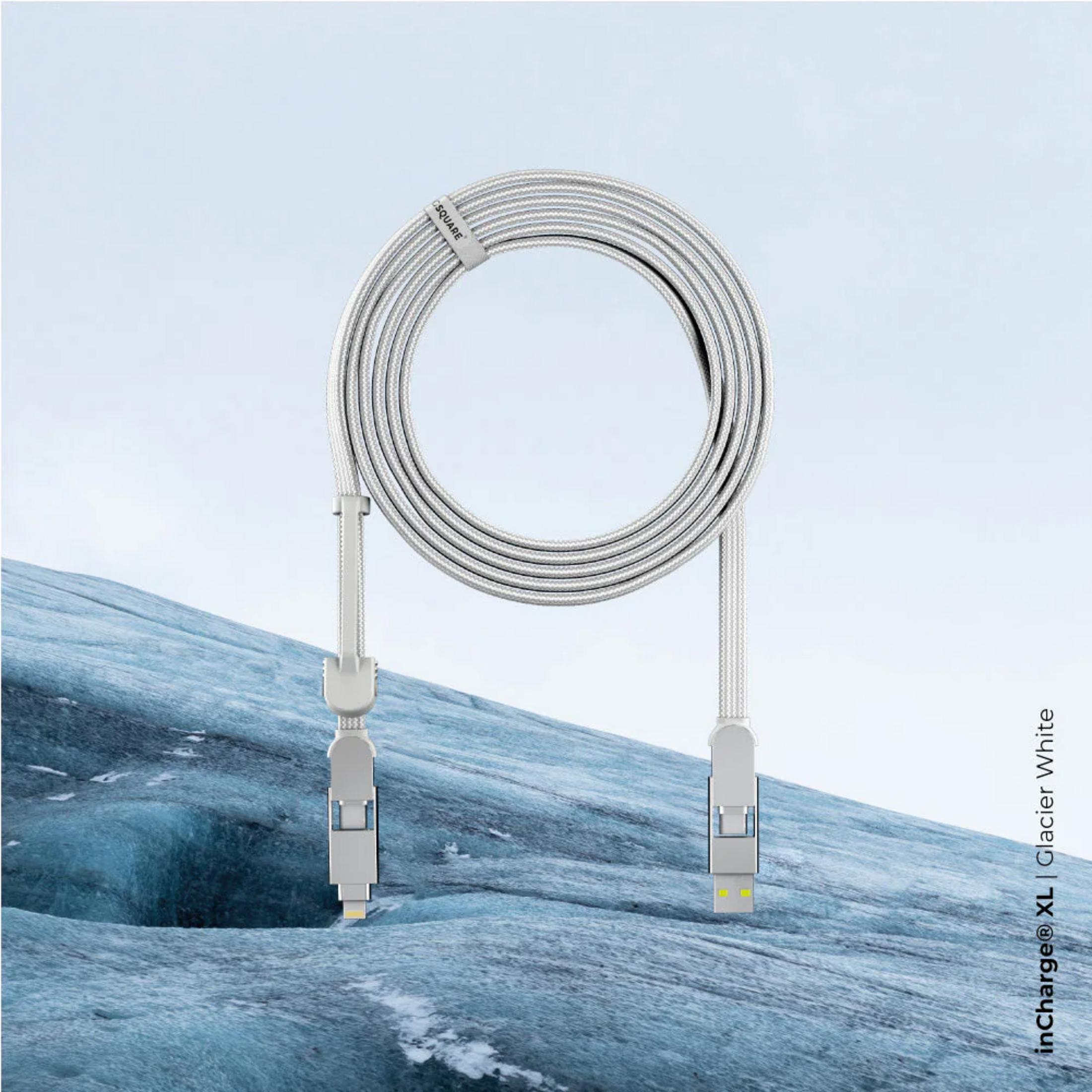 Un câble de chargement blanc avec connecteurs USB-A et Lightning, sur un paysage glacé.