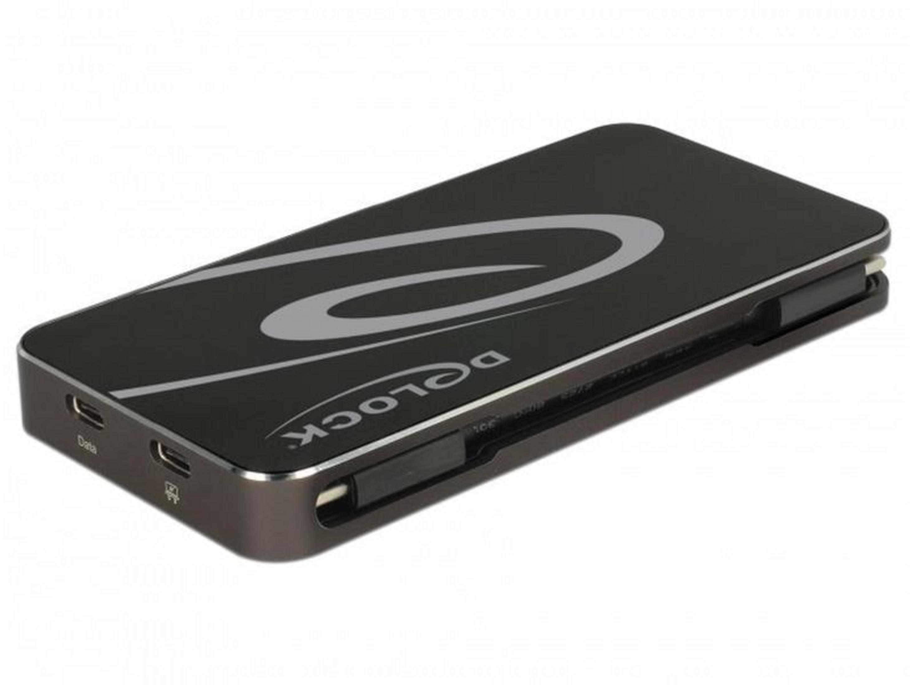 Ein dunkler USB-C-Kartenleser mit silbernen Akzenten und Logo.