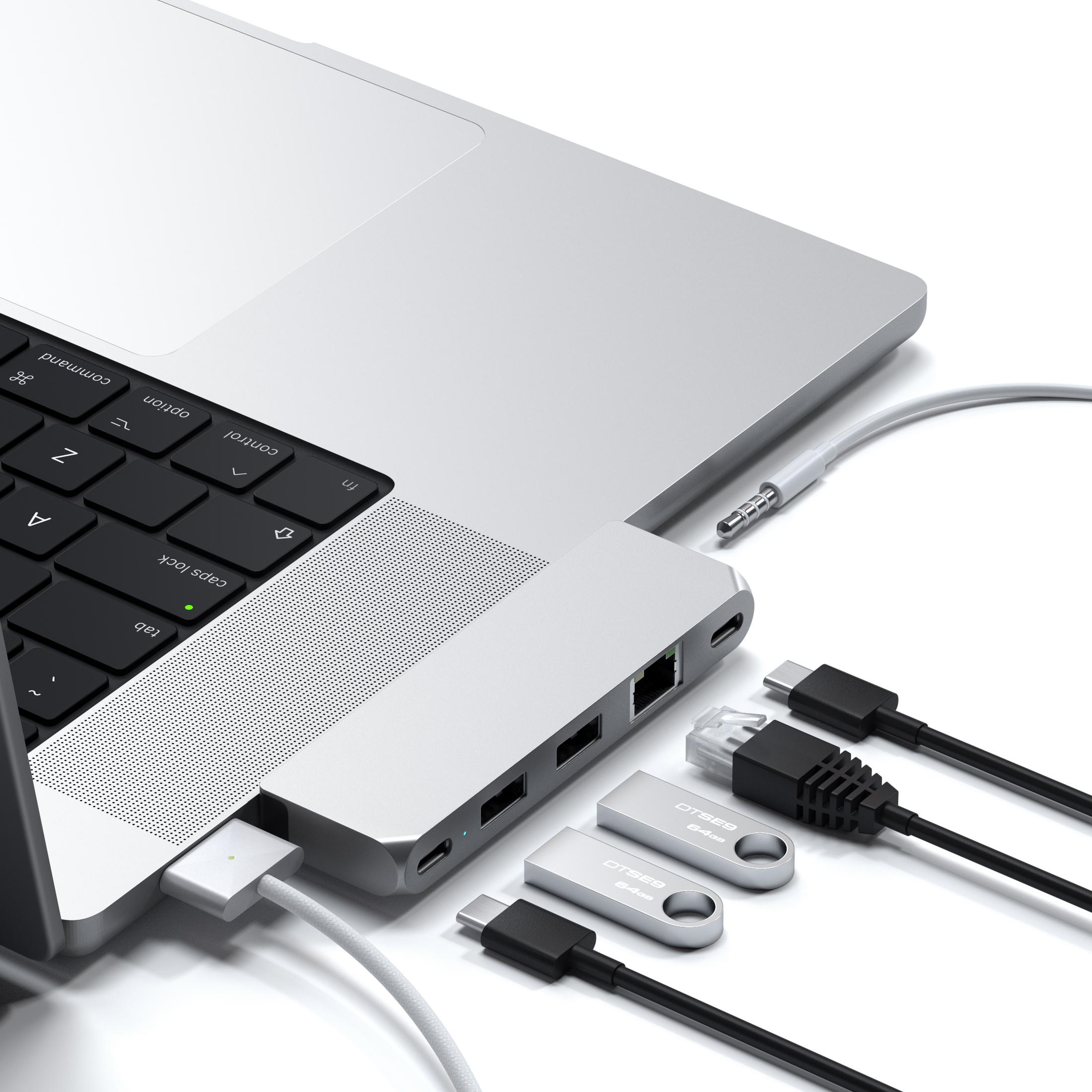 Laptop mit USB-C-Hub, USB-Sticks und Kabeln.