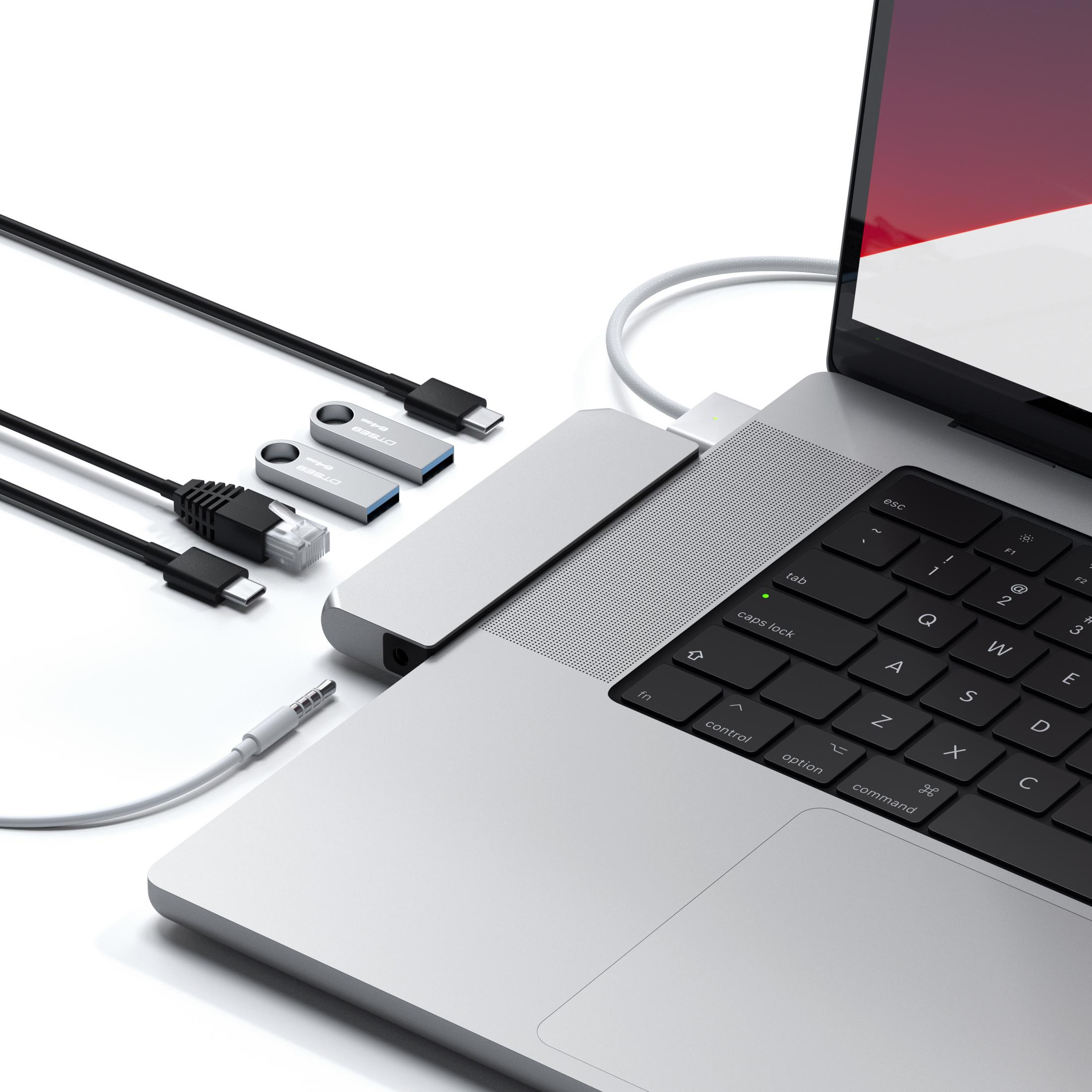 Laptop mit Hub, USB-Sticks, Netzwerkkabel und Audiokabel.