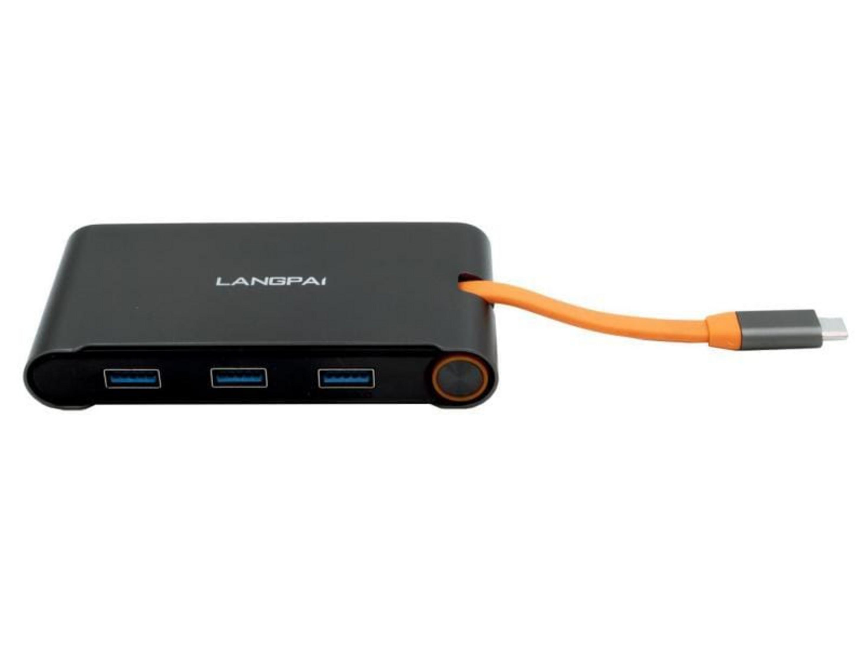 Hub USB-C nero con tre porte USB-A e cavo arancione.