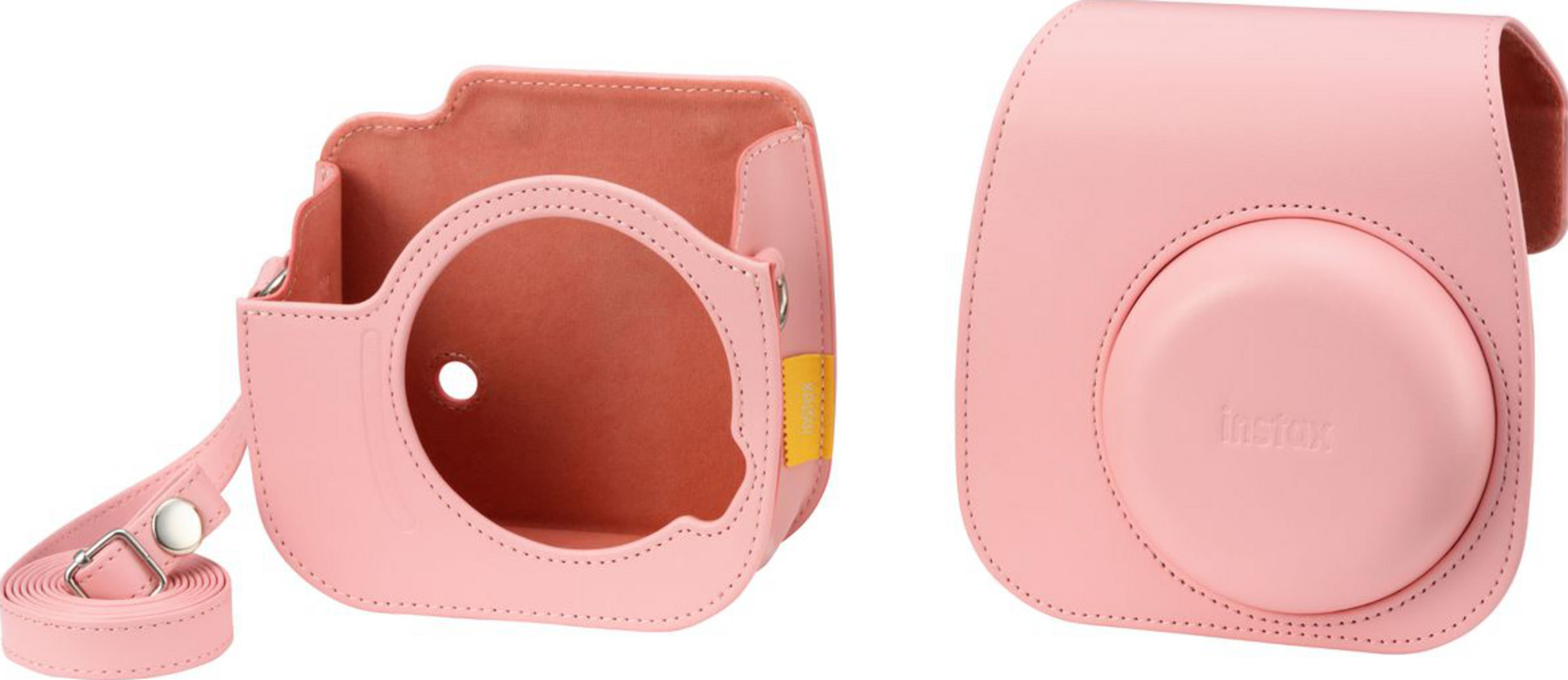 Twee roze camerahoesjes, één open met band, één gesloten met logo.