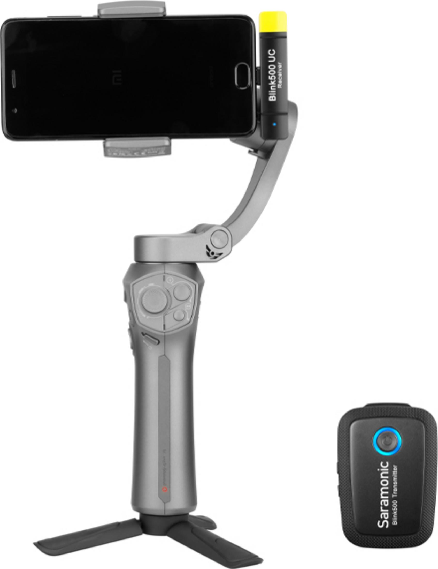 Ein Gimbal mit Smartphone, Mikrofon und Sender auf weißem Hintergrund.