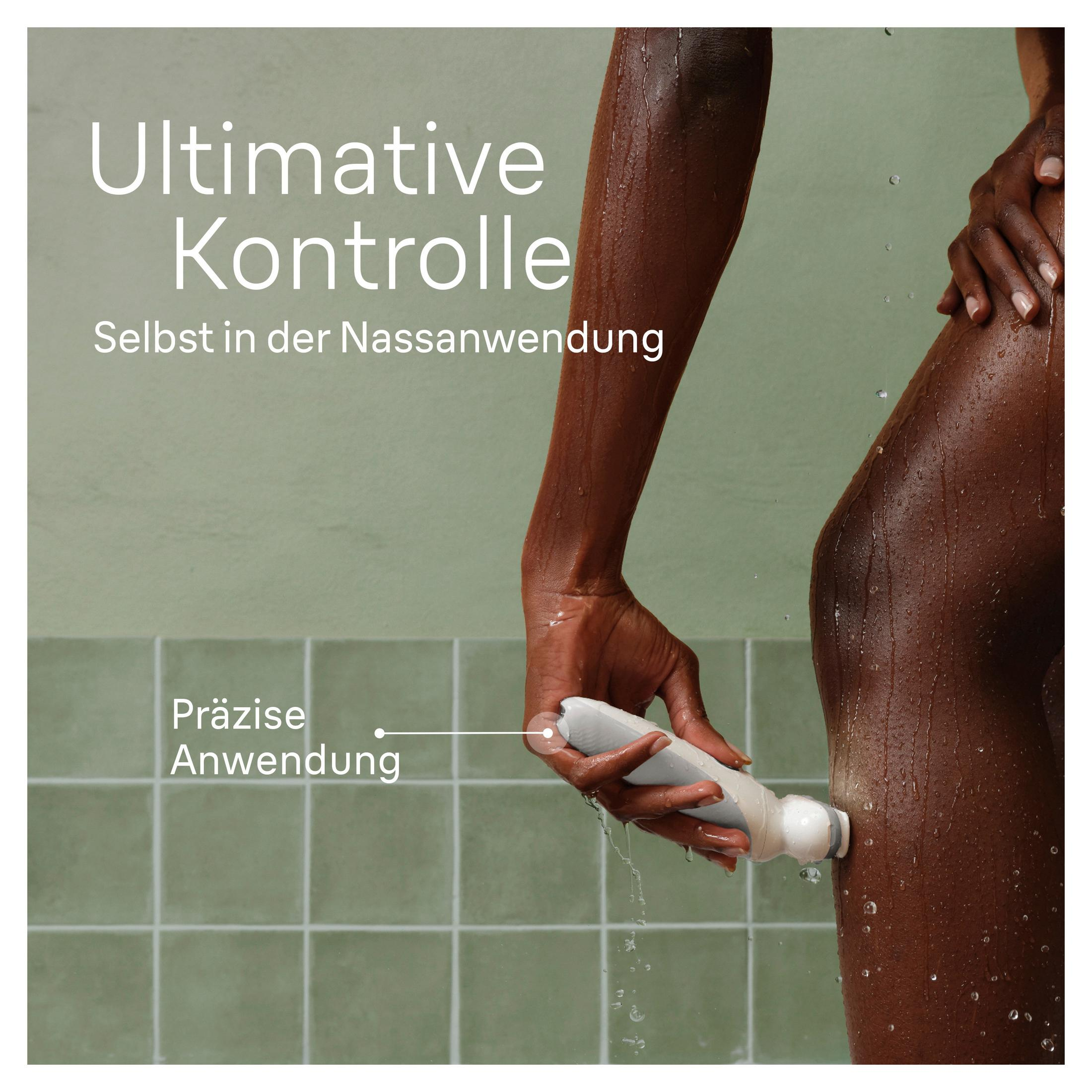 Osoba używa białego urządzenia na nodze pod prysznicem.