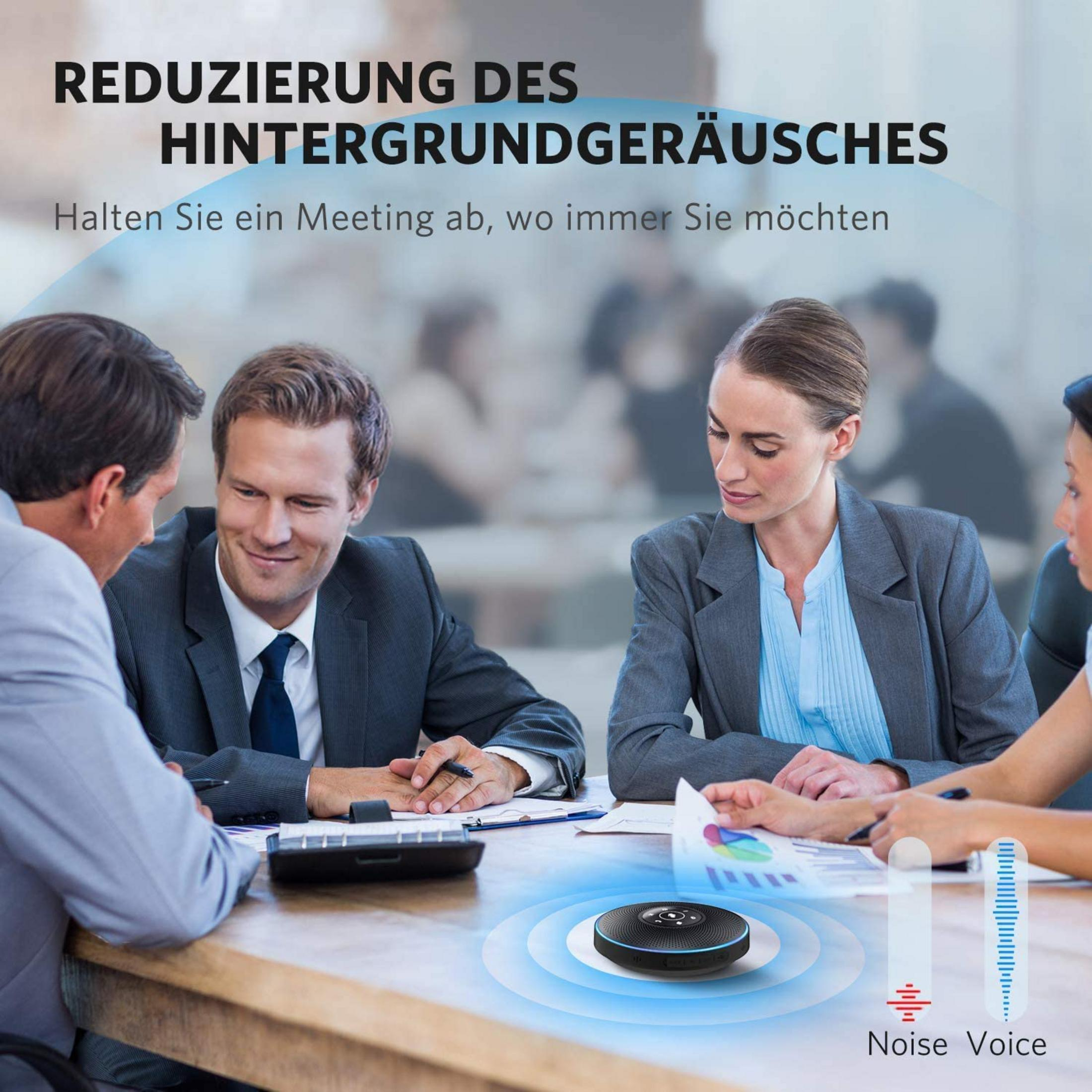 Menschen bei einem Meeting mit einem Konferenzmikrofon auf einem Holztisch.