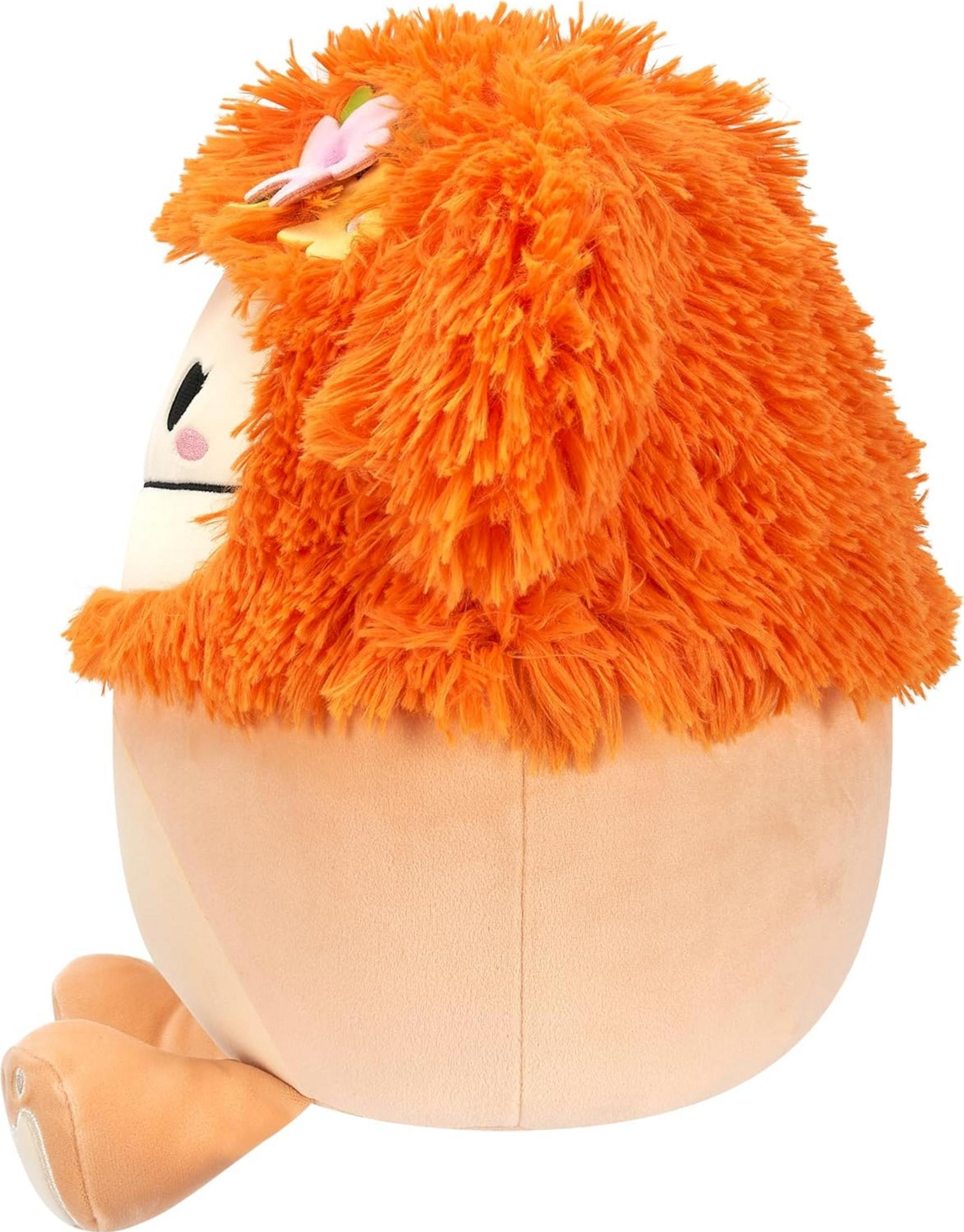 Une peluche de lion orange et duveteuse avec un papillon rose sur la tête.
