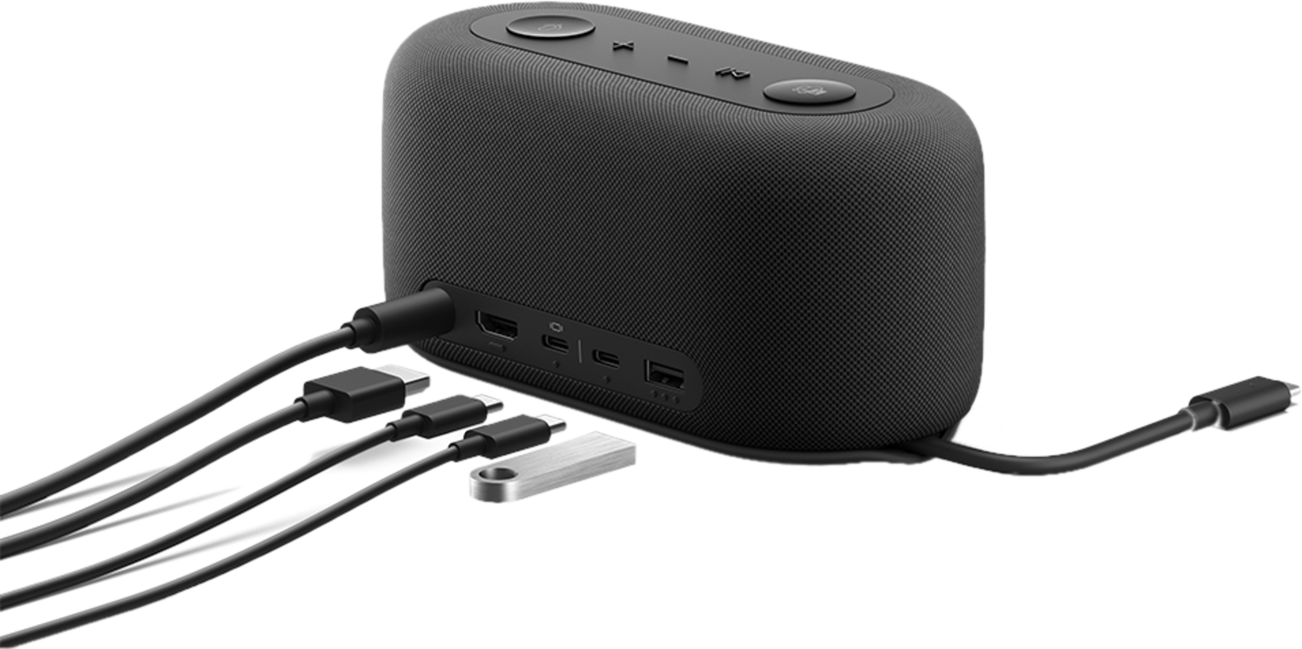 Altoparlante nero con cavi USB-C collegati e un'unità USB argentata.
