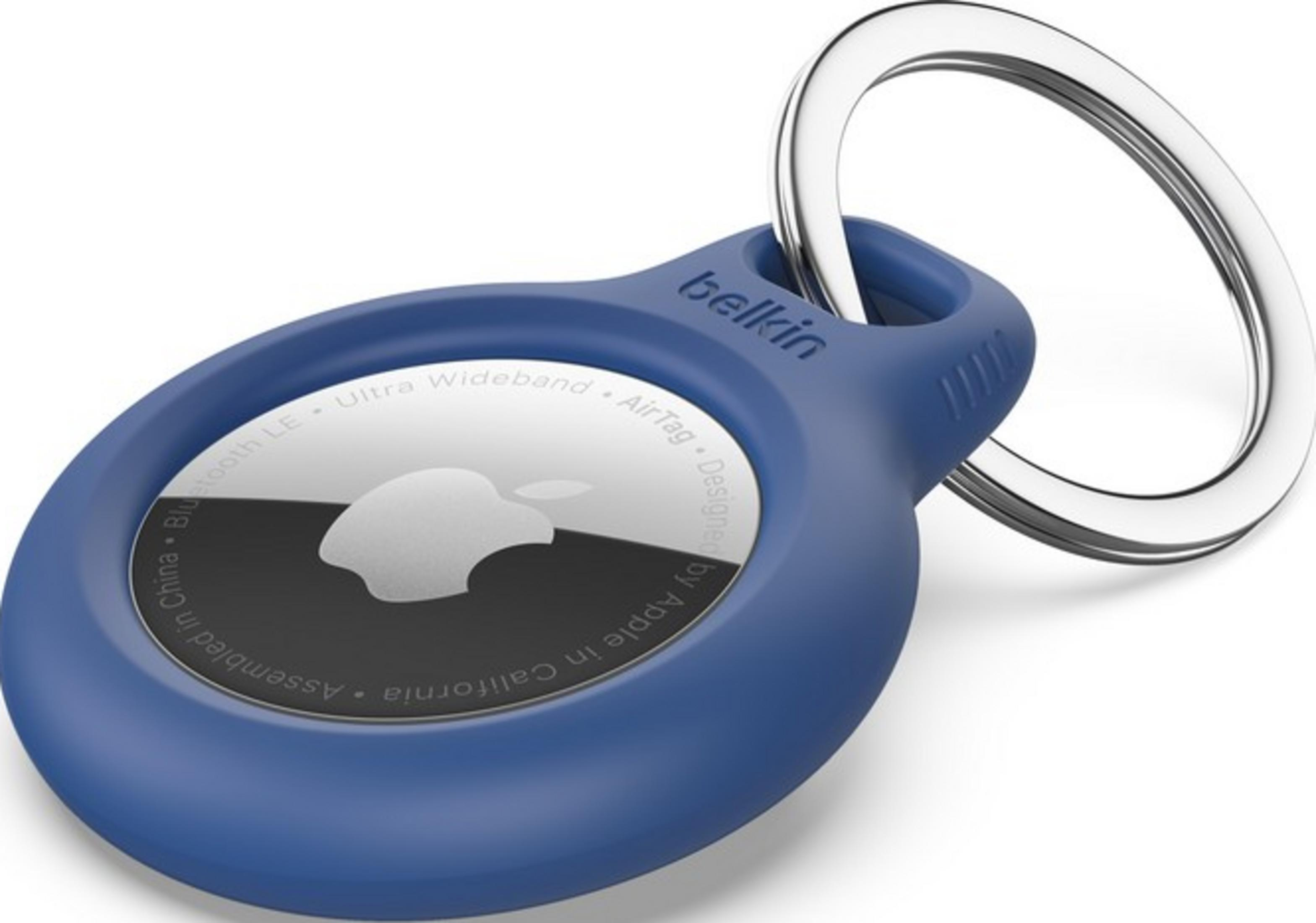 Ein blauer Belkin Schlüsselanhänger mit einem Apple AirTag und einem Metallring.