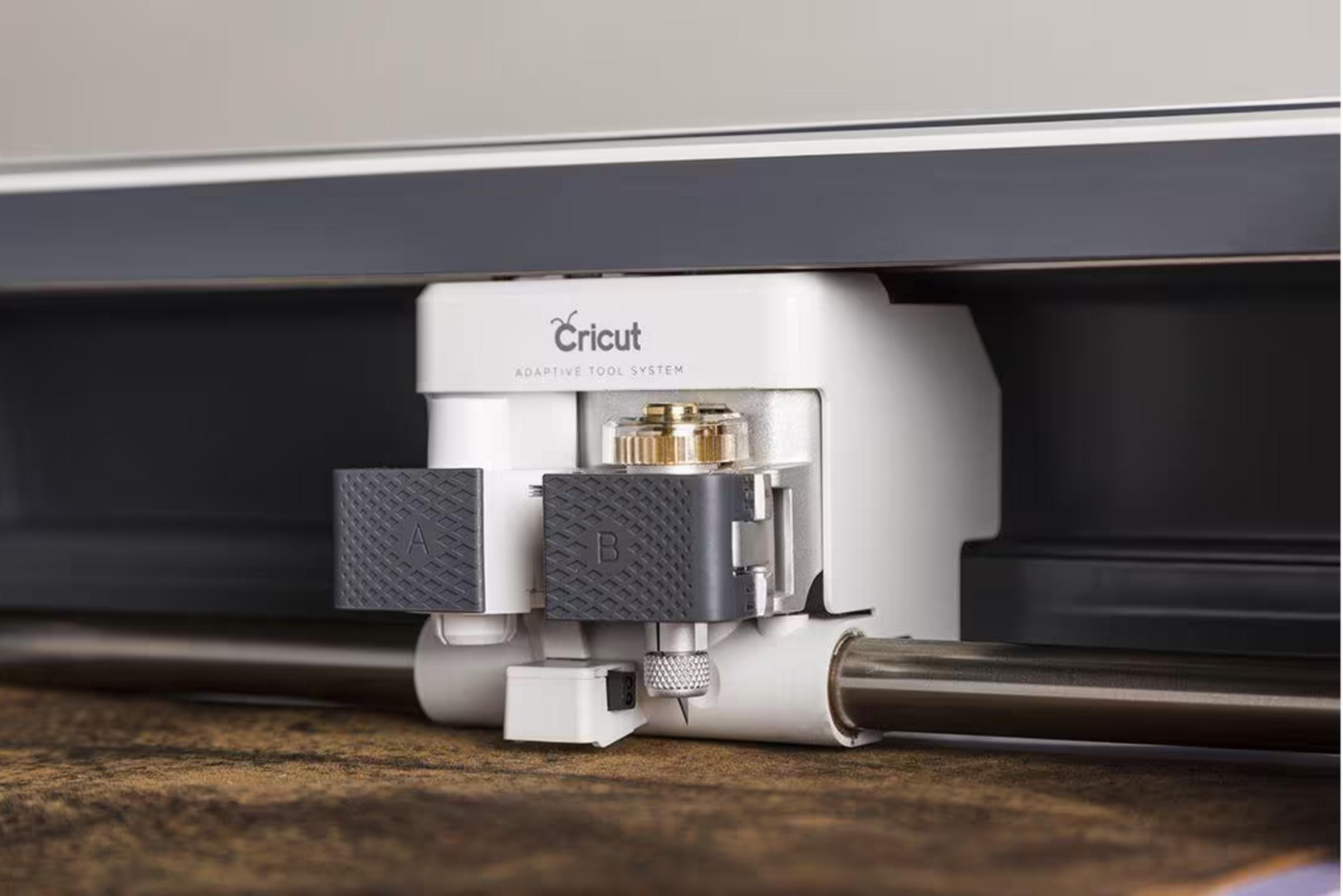 Cricut Schneidewerkzeug mit Klingenhalter und Werkzeug A und B.