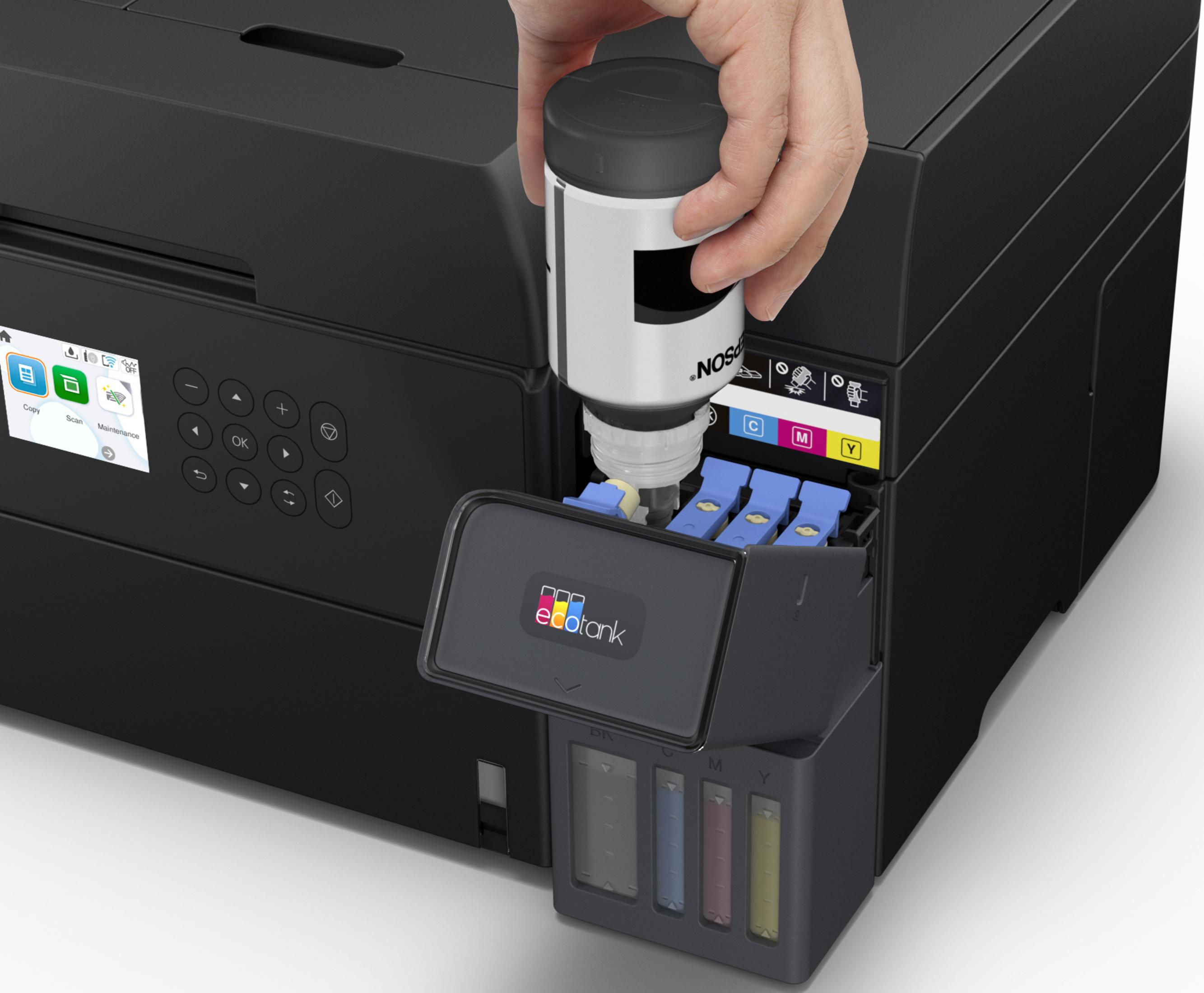 Ręka napełnia drukarkę tuszem z butelki. Widoczne są zbiorniki z tuszem.