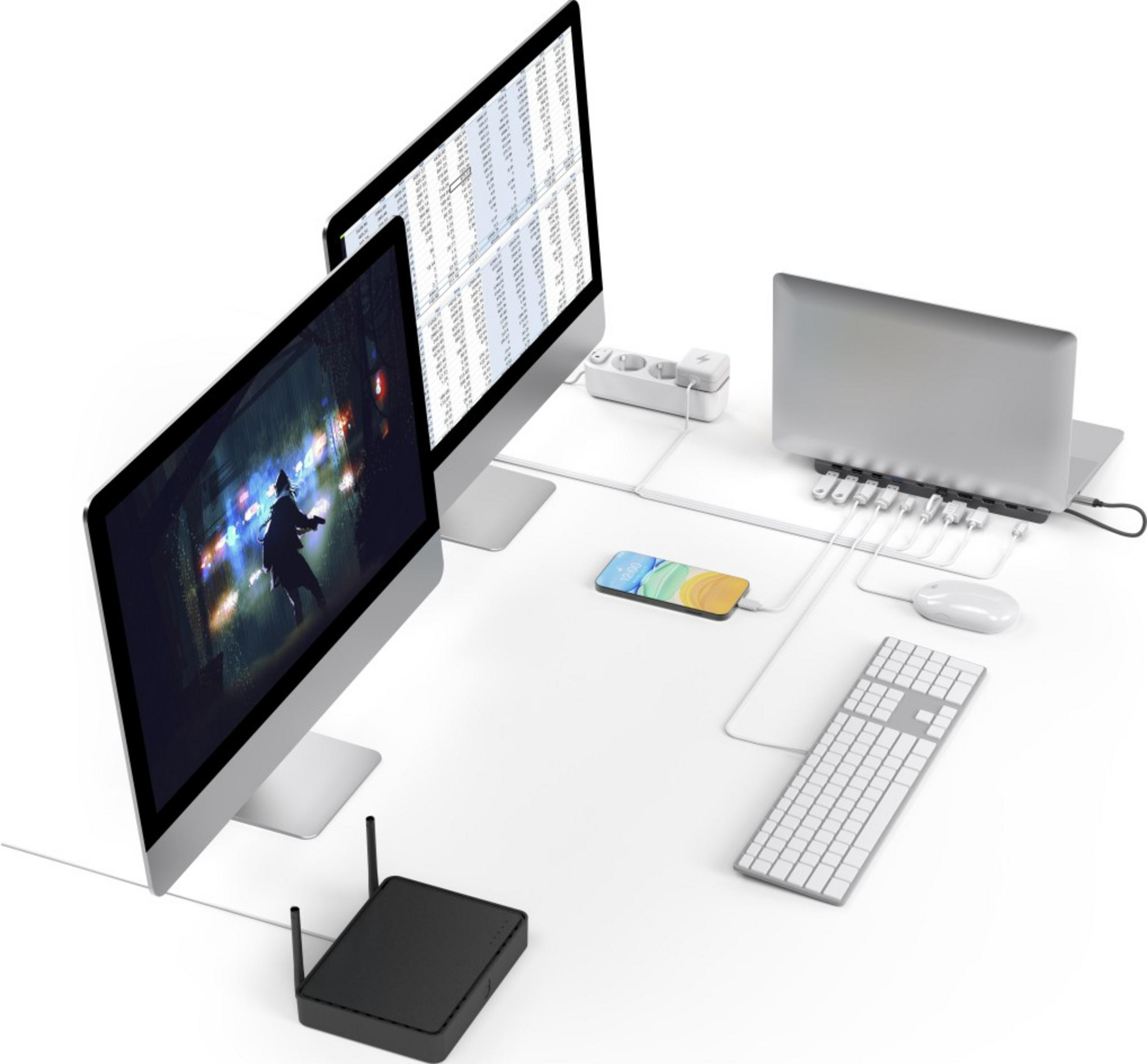 Biurko z dwoma monitorami, laptopem, klawiaturą, myszką i ładowarkami.