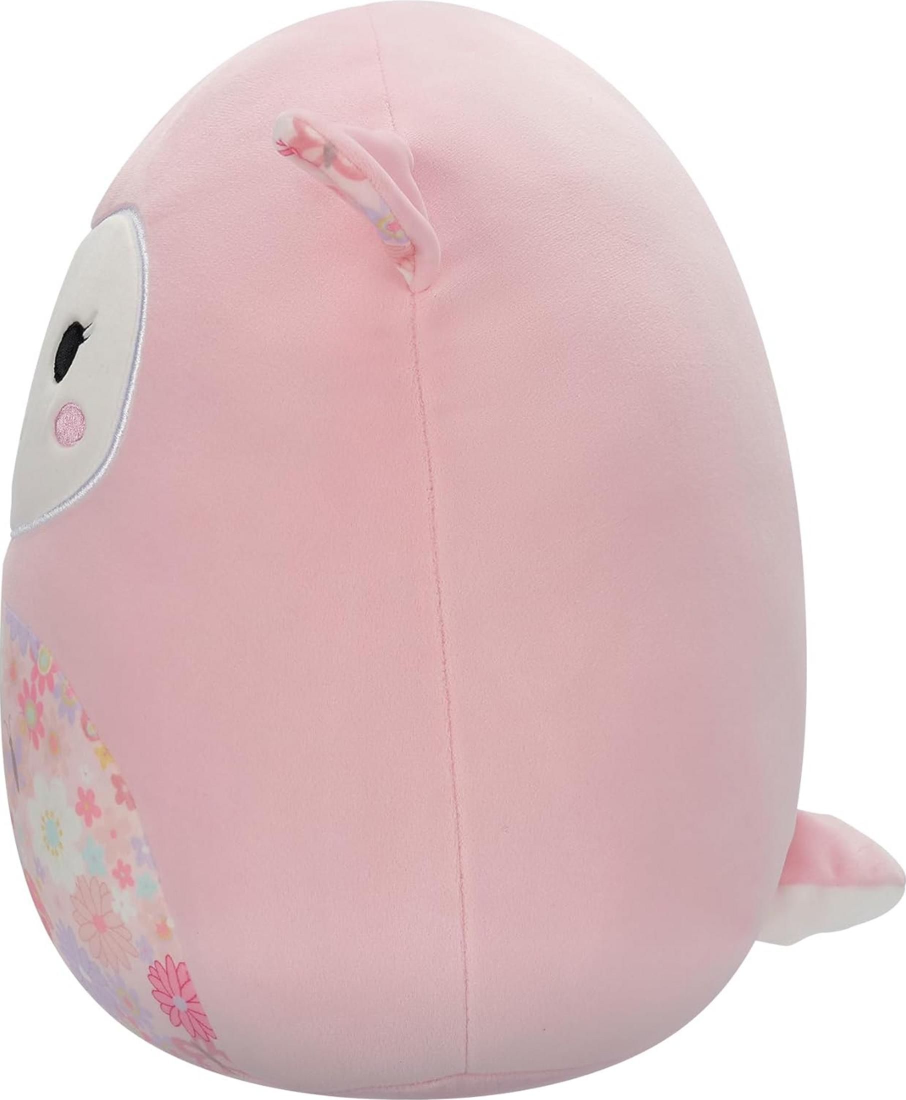 Un gufo giocattolo di peluche rosa con fantasia floreale.