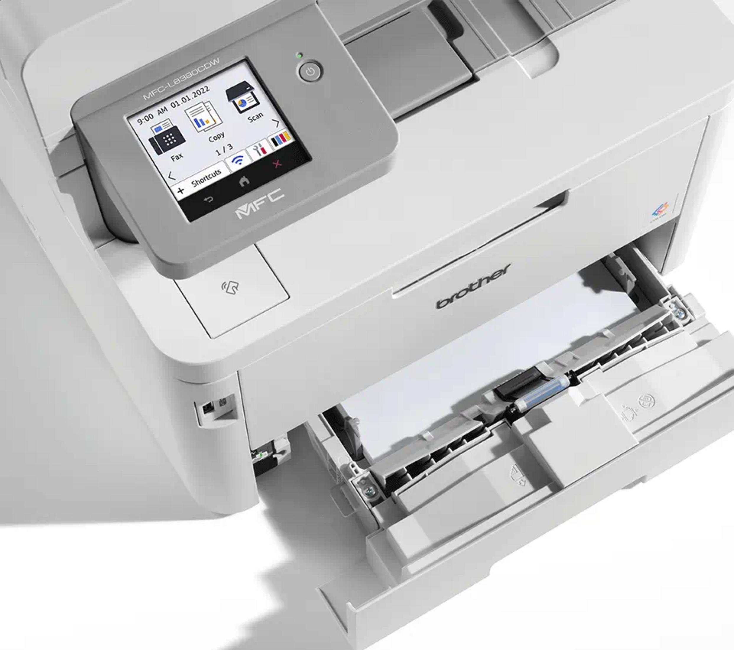 Biała drukarka Brother MFC-L8390CDW z wysuniętą szufladą na papier i ekranem dotykowym.