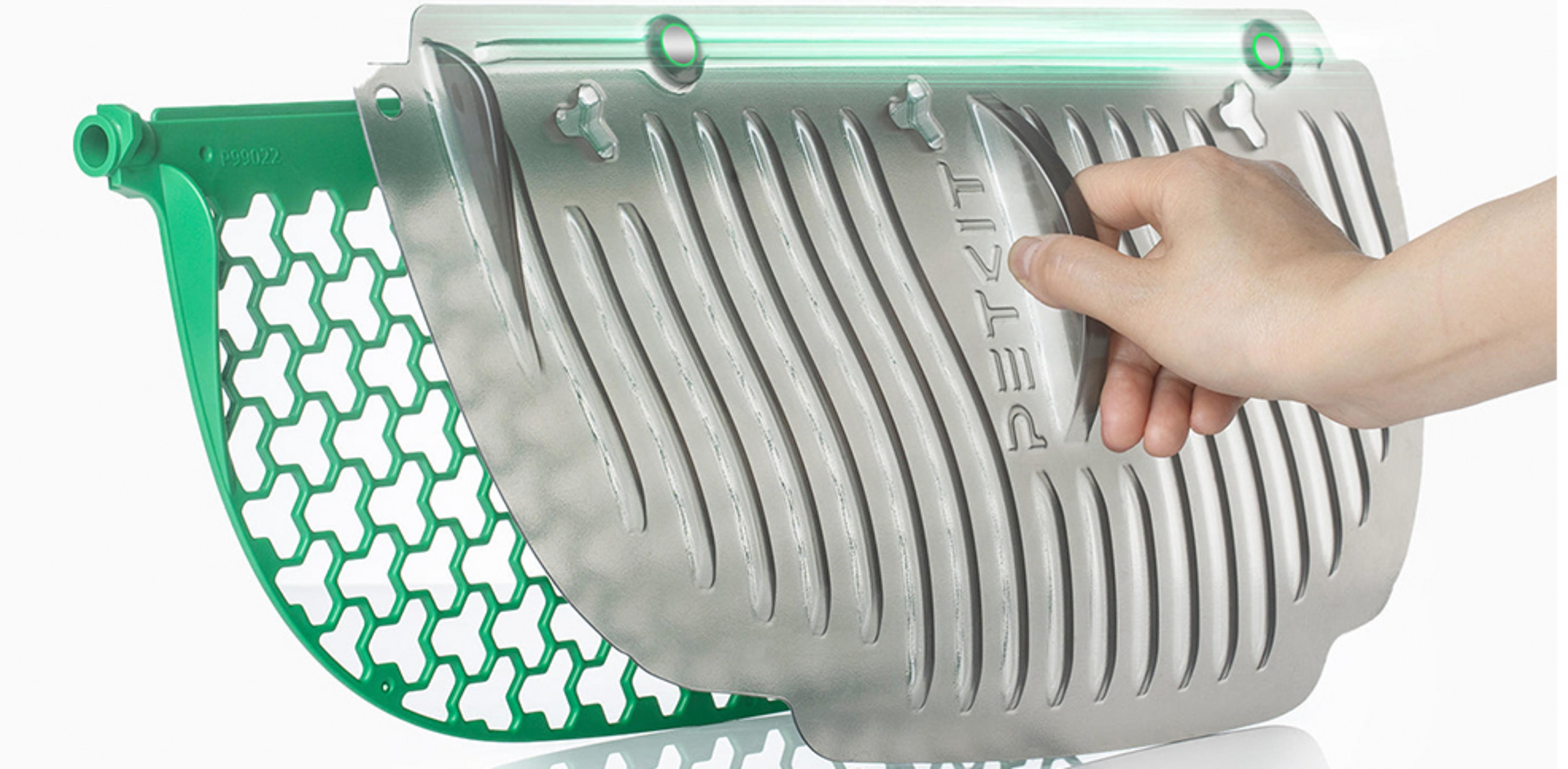 Dłoń dotyka metalowej kratki z zieloną kratką za nią.