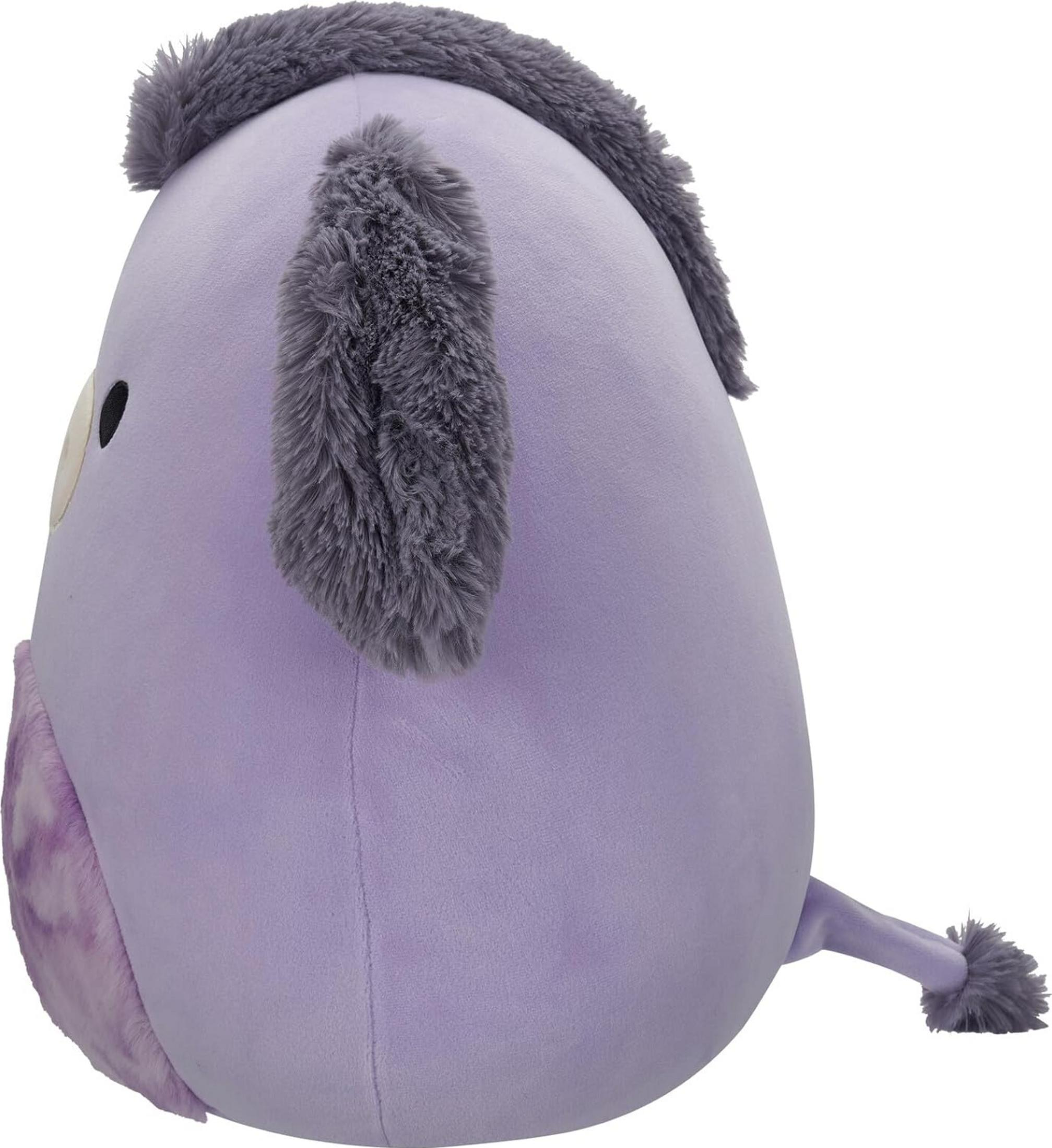 Lawendowy pluszowy osiołek z szarymi puszystymi uszami i ogonem, na białym tle.