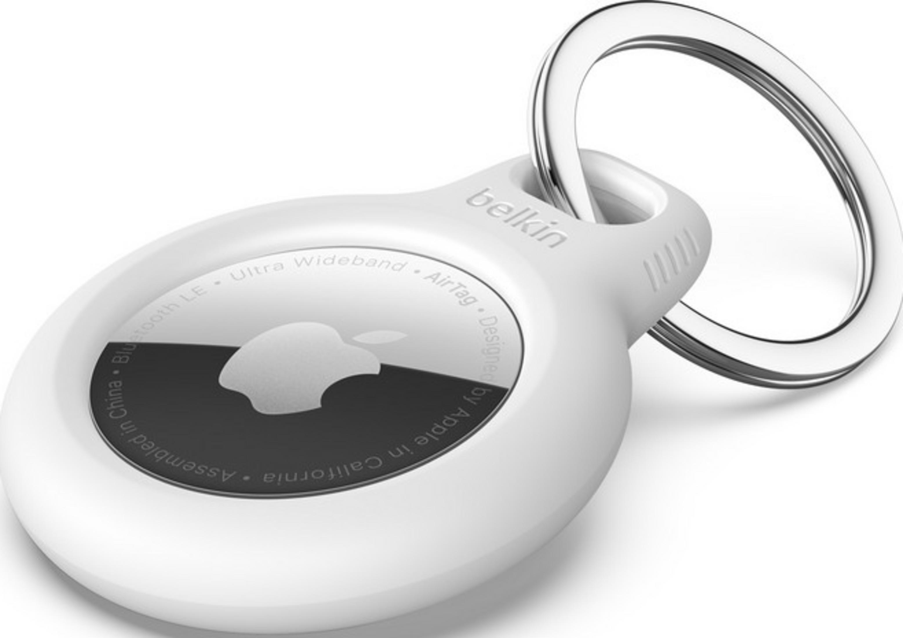 Un porte-clés Belkin AirTag blanc avec un anneau argenté. Comprend le logo Apple.