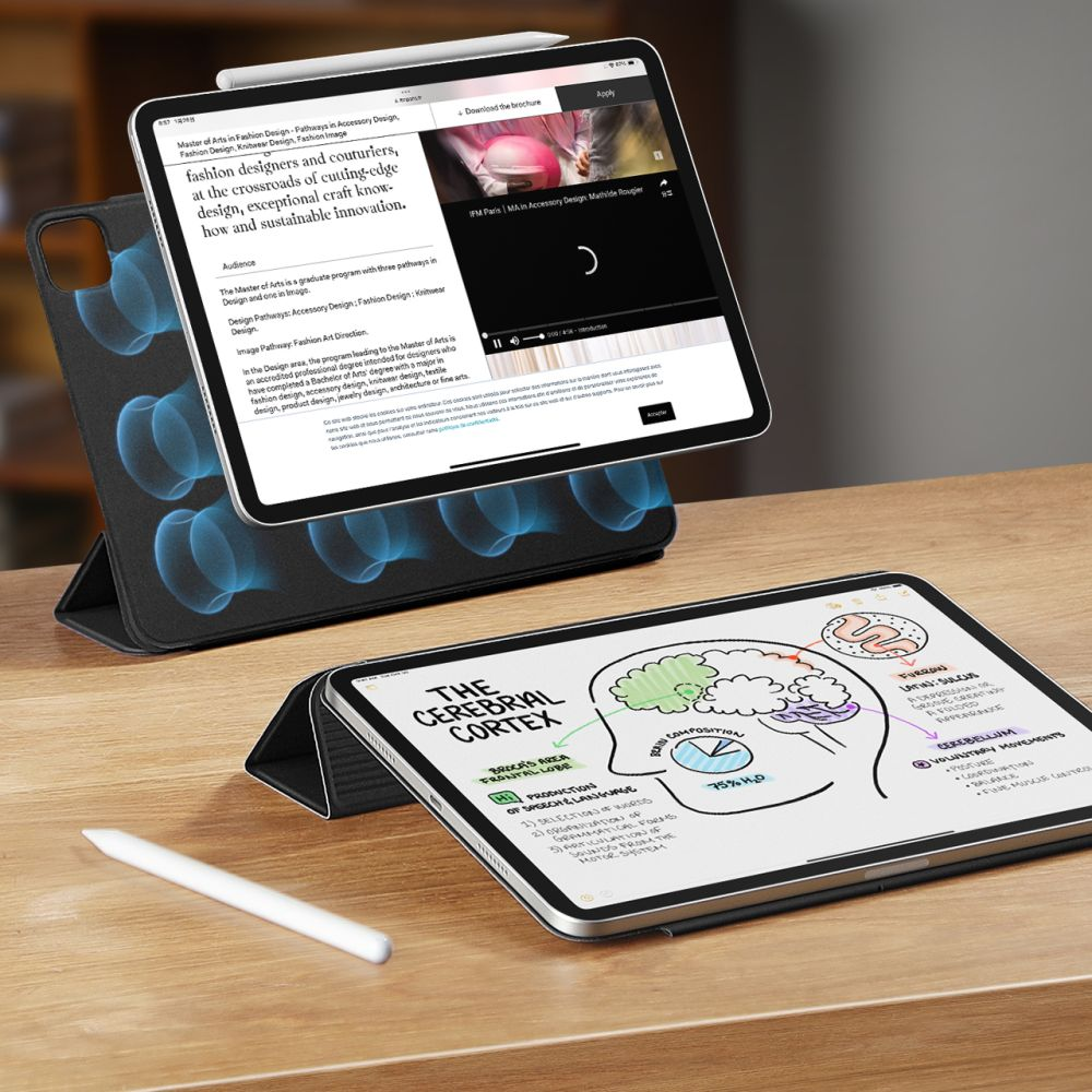 Zwei iPads, eines mit Mode- und Design-Informationen, das andere mit Hirn-Diagramm.