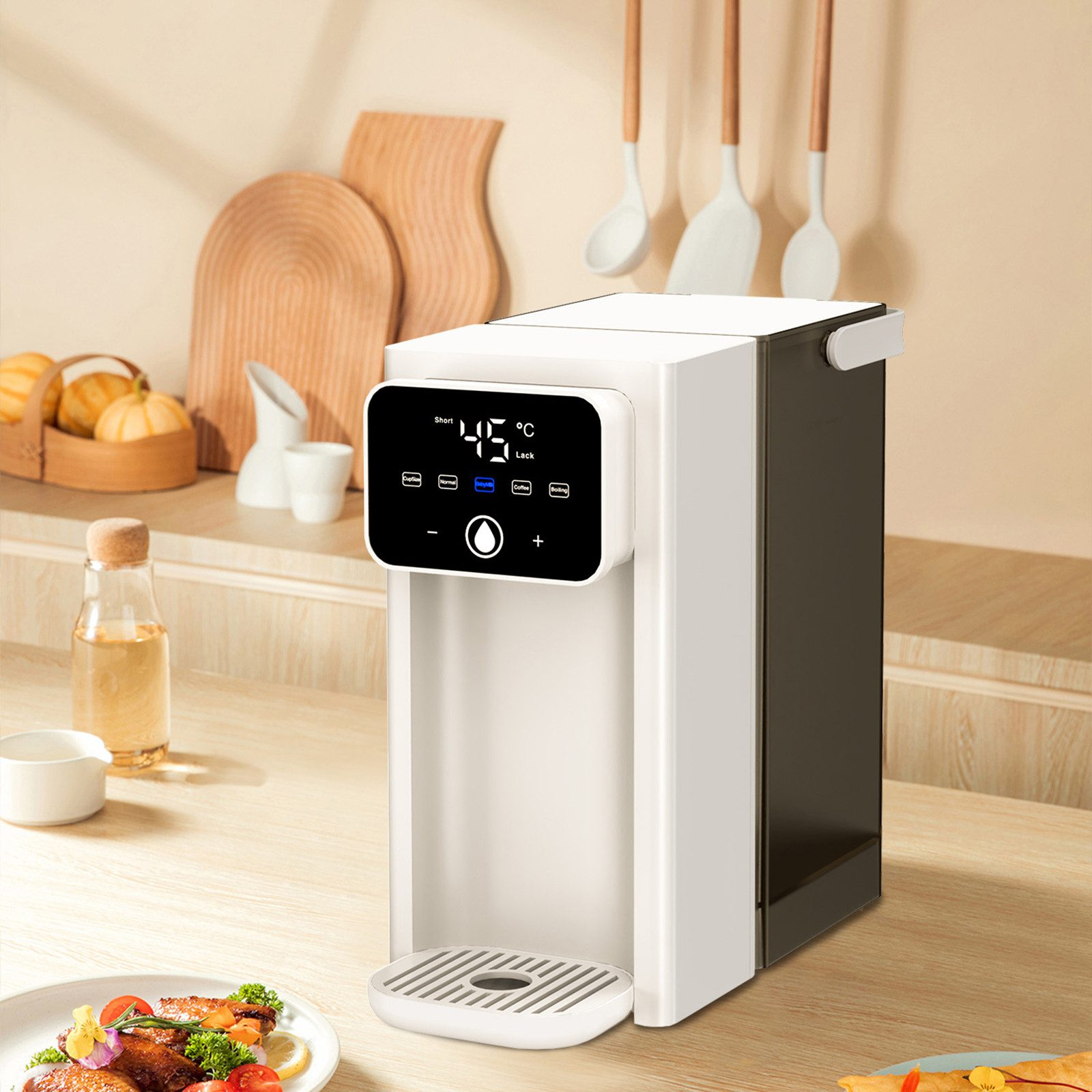 Ein weißer Wasserspender mit digitalem Display zeigt 45°C an.