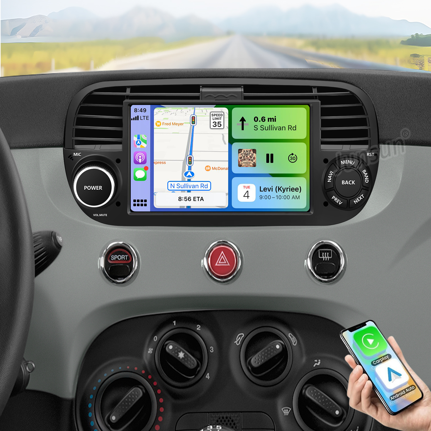 Interno auto con schermo di navigazione che mostra un percorso. Una mano tiene uno smartphone.