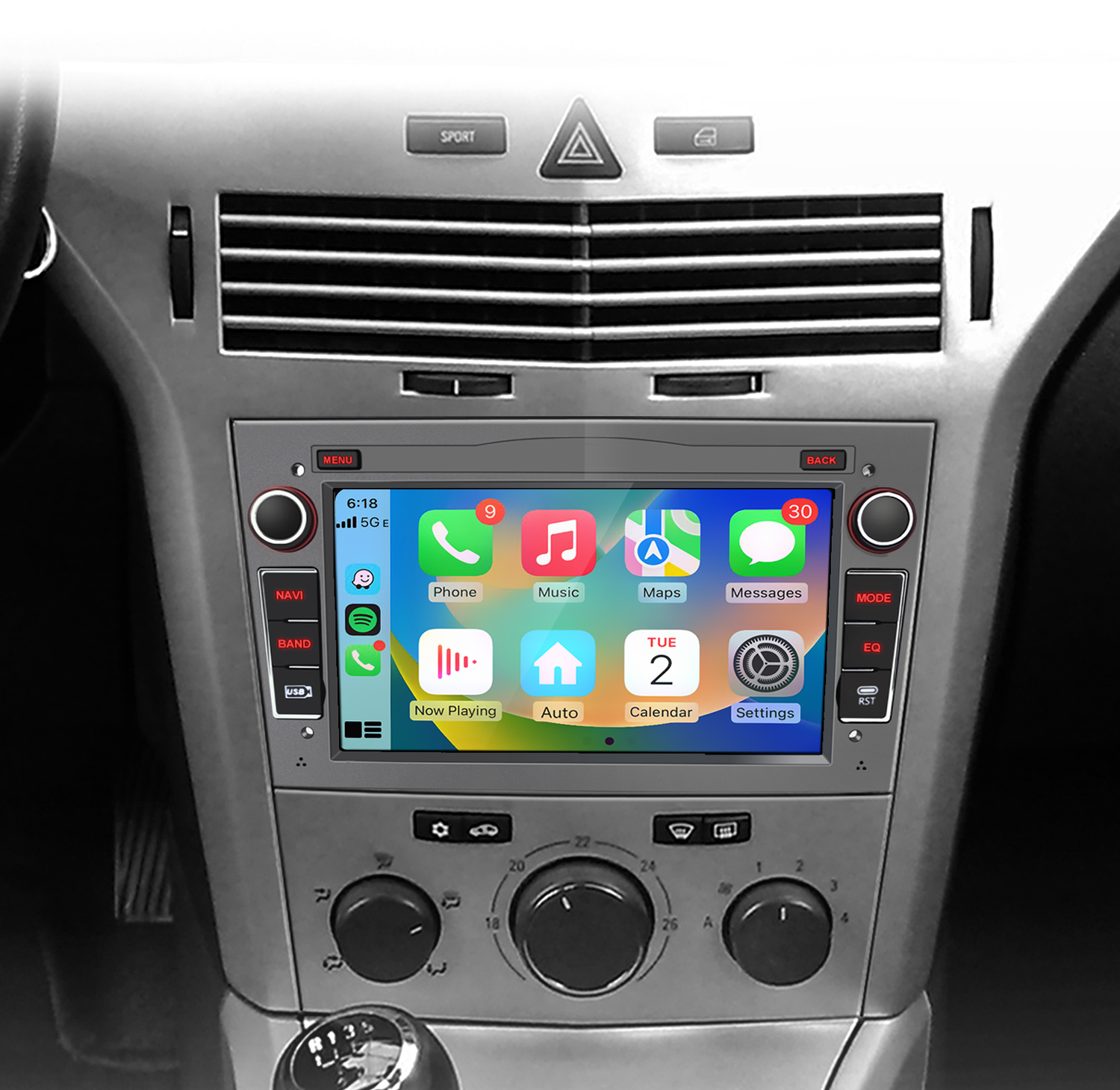 Deska rozdzielcza samochodu z ekranem dotykowym wyświetlającym interfejs Apple CarPlay.