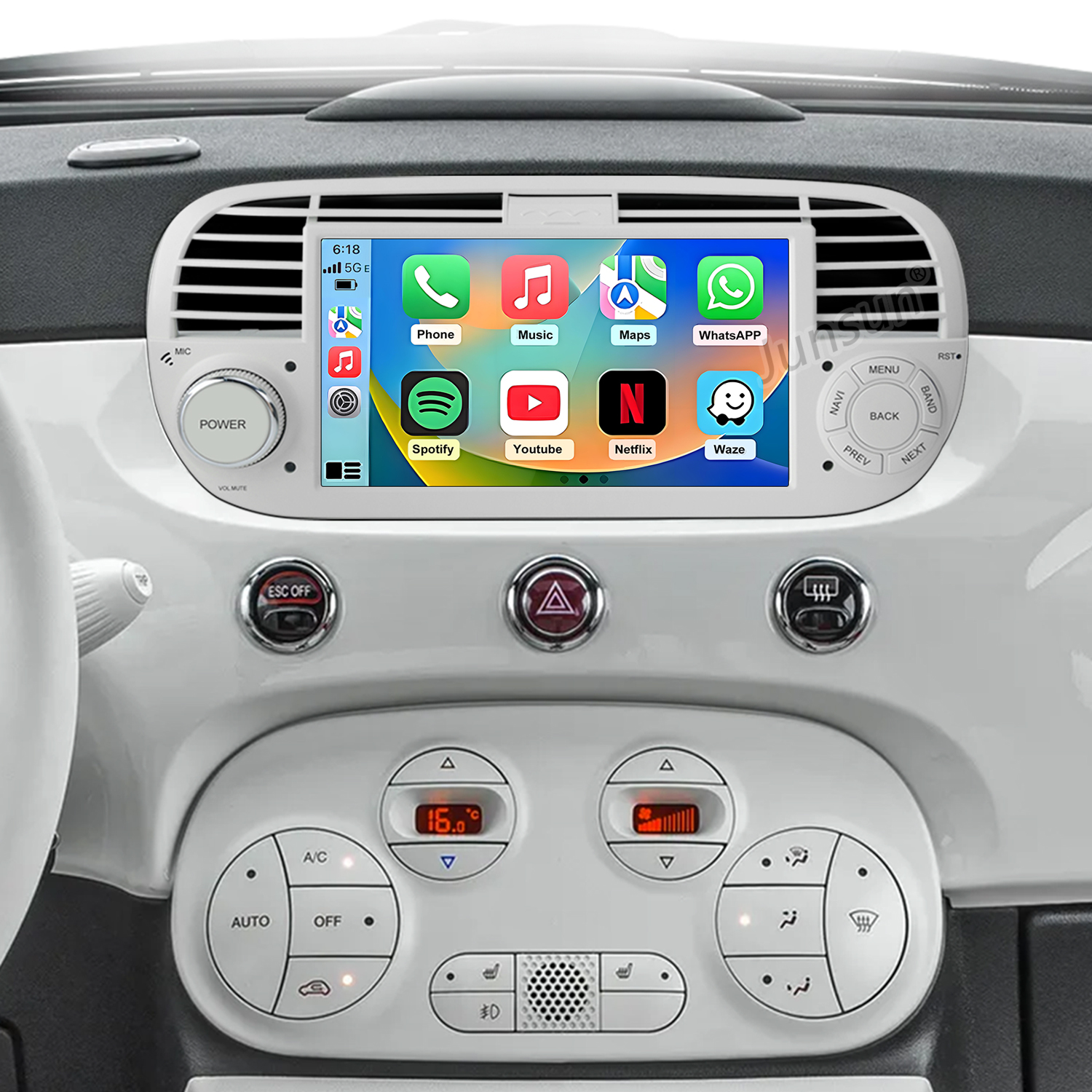 Deska rozdzielcza samochodu z ekranem infotainment pokazującym aplikacje takie jak Telefon, Muzyka i Mapy.