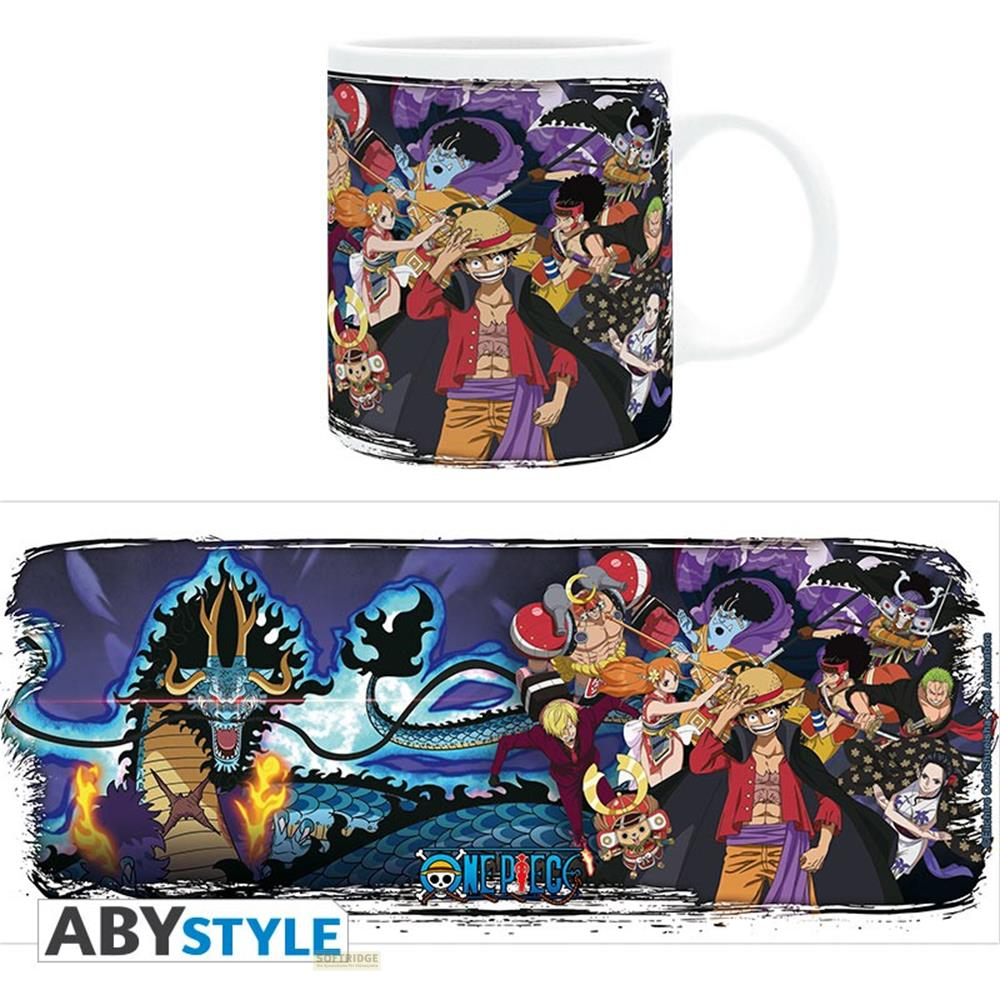 Eine Tasse und ein Streifen mit Anime-Charakteren und einem blauen Drachen auf dunklem Hintergrund.