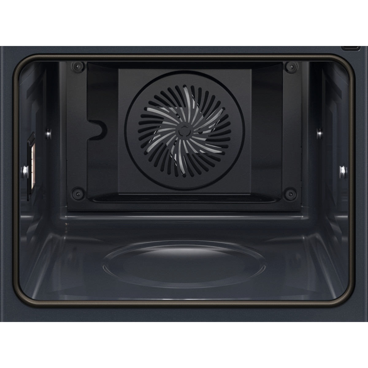 Interno di un forno scuro con ventola e luce.