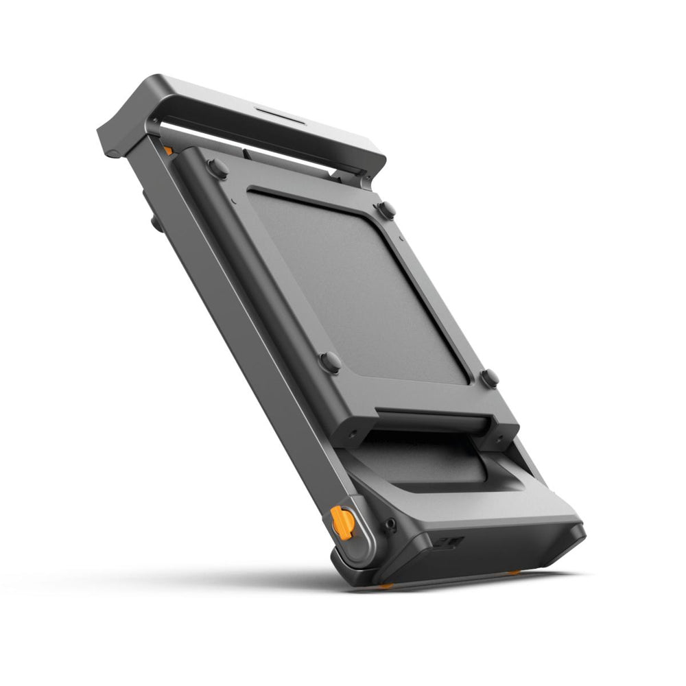 Złożona, ciemna bieżnia z pomarańczowymi akcentami stoi na białym tle.