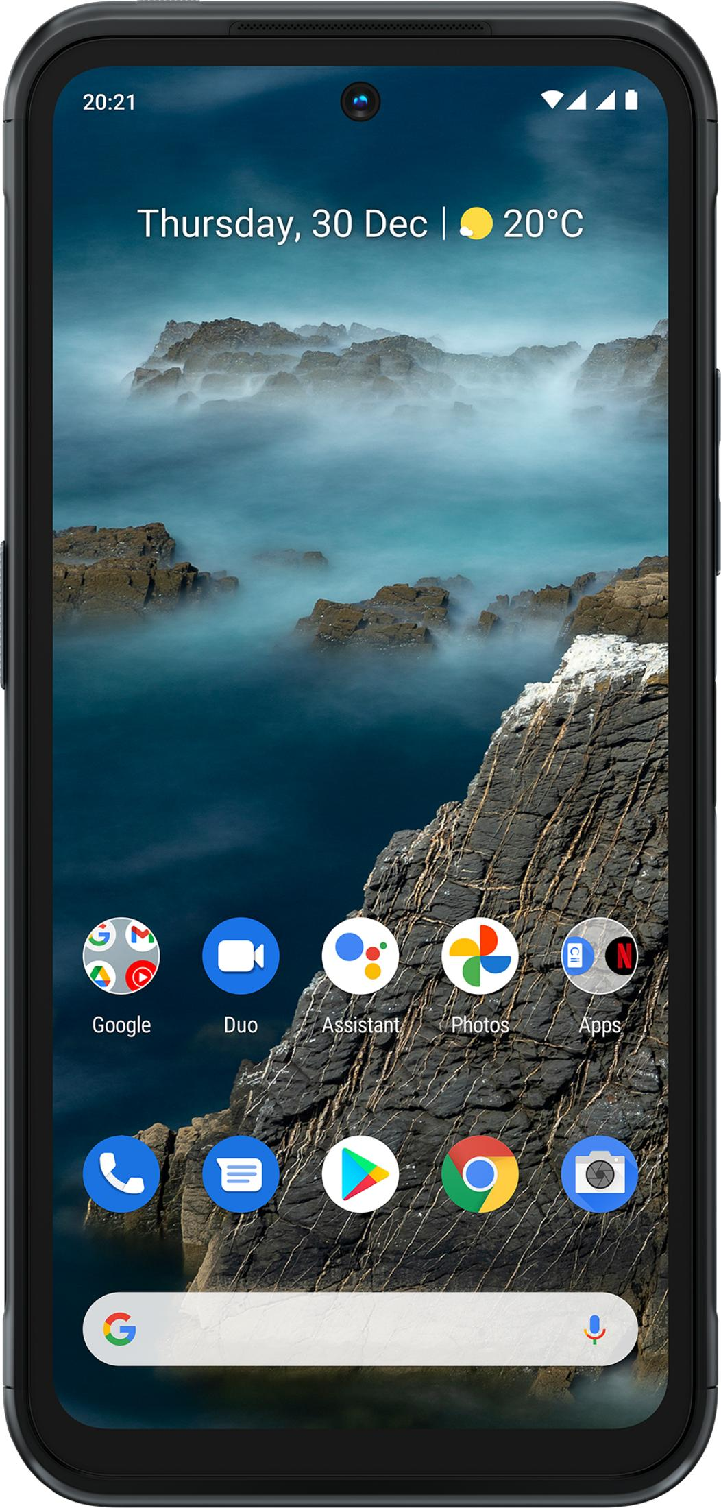 Ein Smartphone zeigt eine neblige Küstenlandschaft mit Felsen im Wasser.
