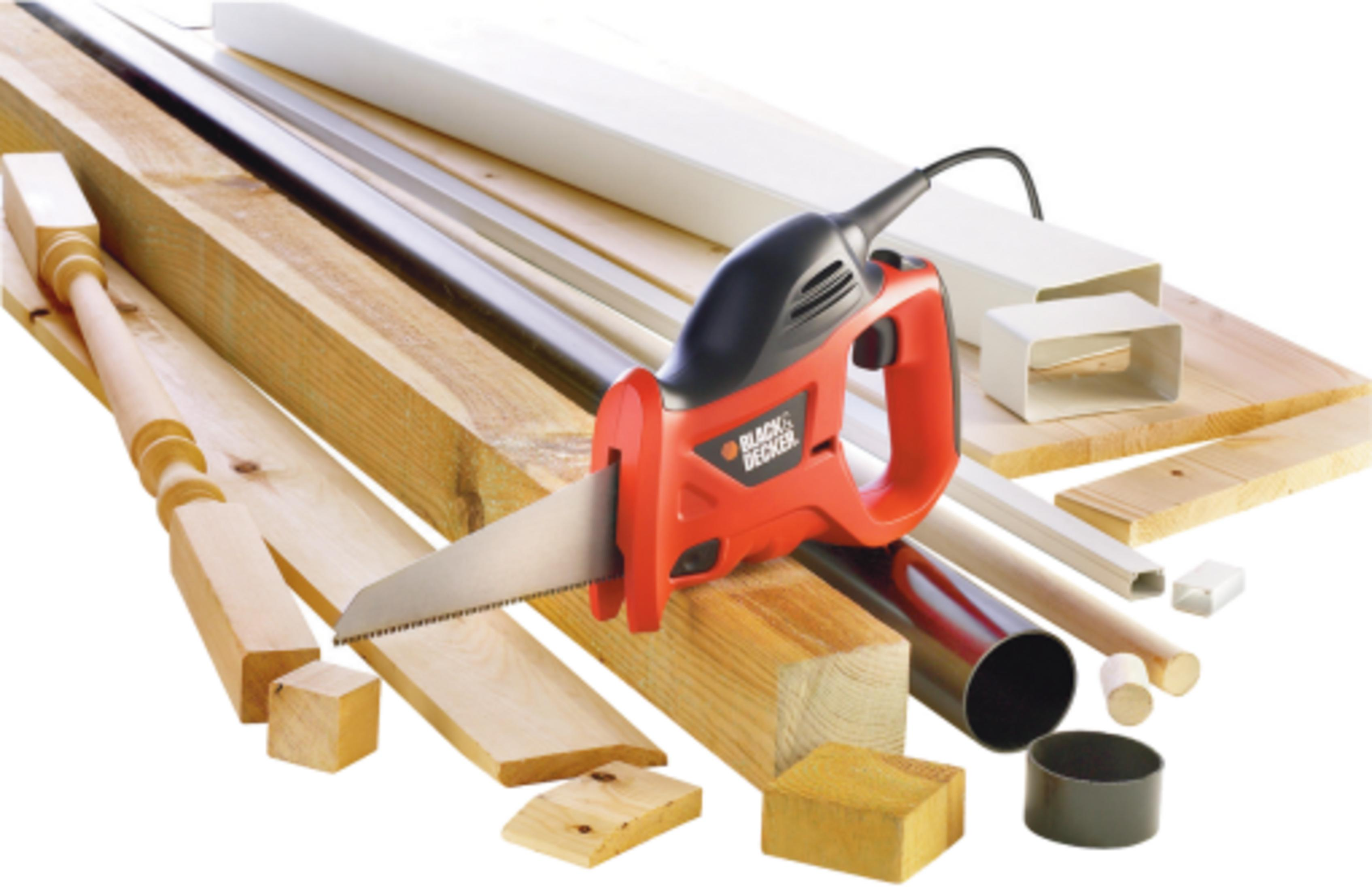 Piła szablasta leży na kawałkach drewna i rurach.