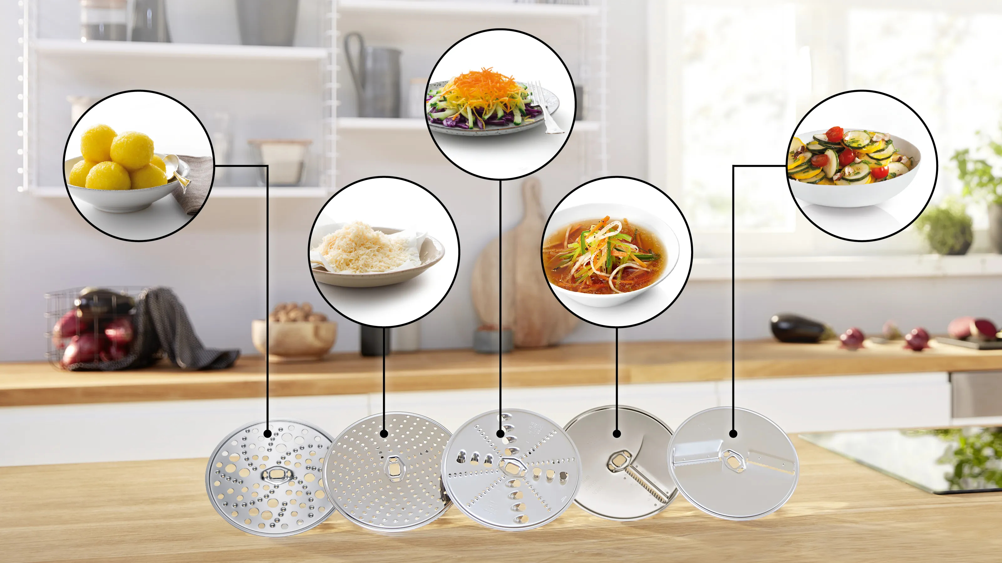 Elettrodomestico con cibo: gnocchi, insalata, zuppa, zucchine e fette.