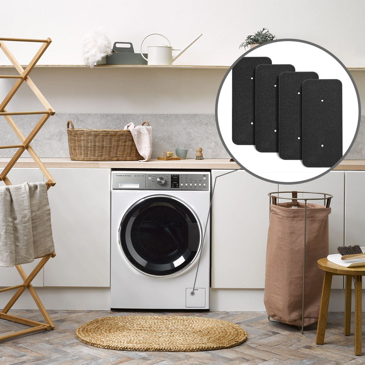 Pralnia z pralką, suszarką i czterema czarnymi filtrami.