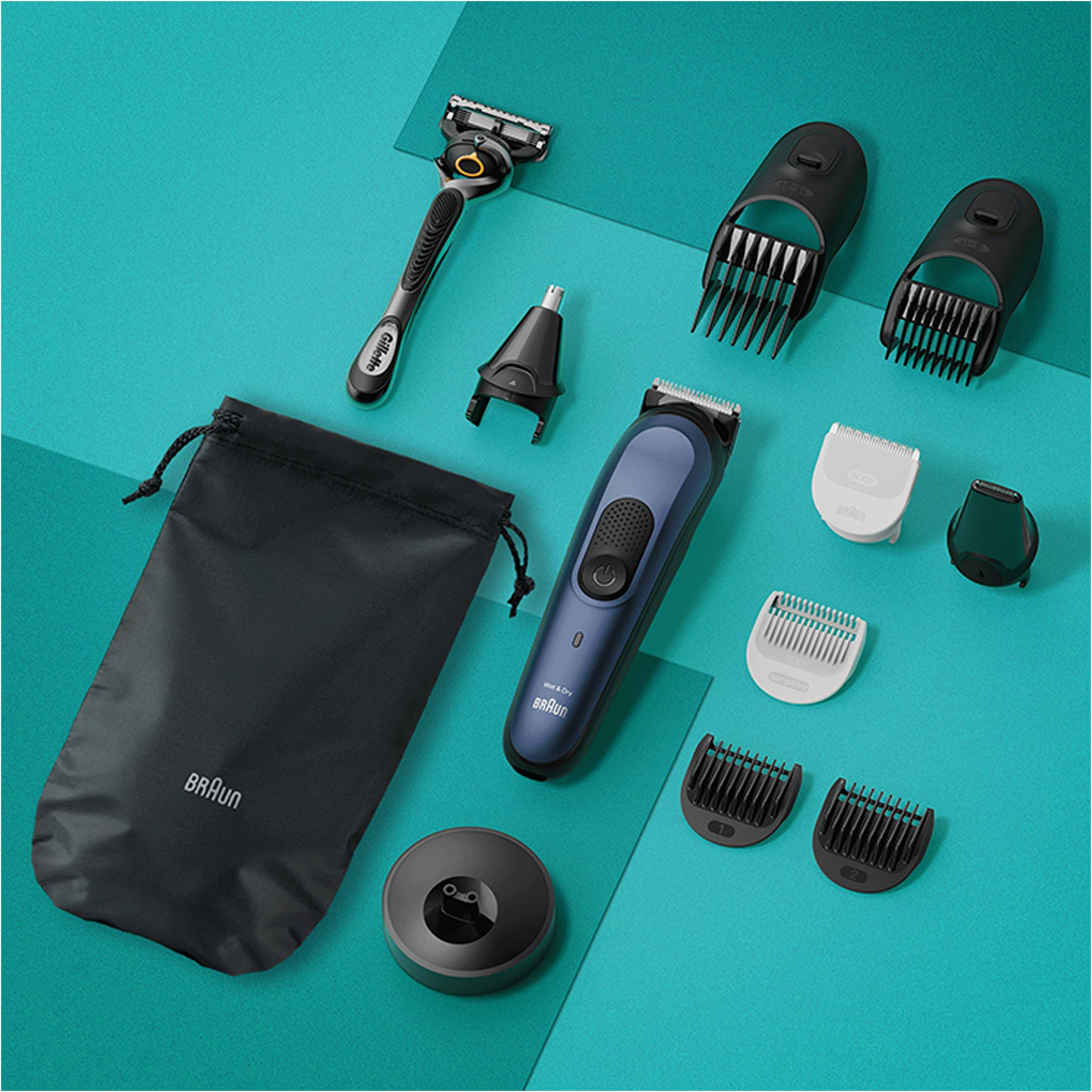 Un recortador Braun azul, cuchilla, recortador de nariz, accesorios y bolsa.