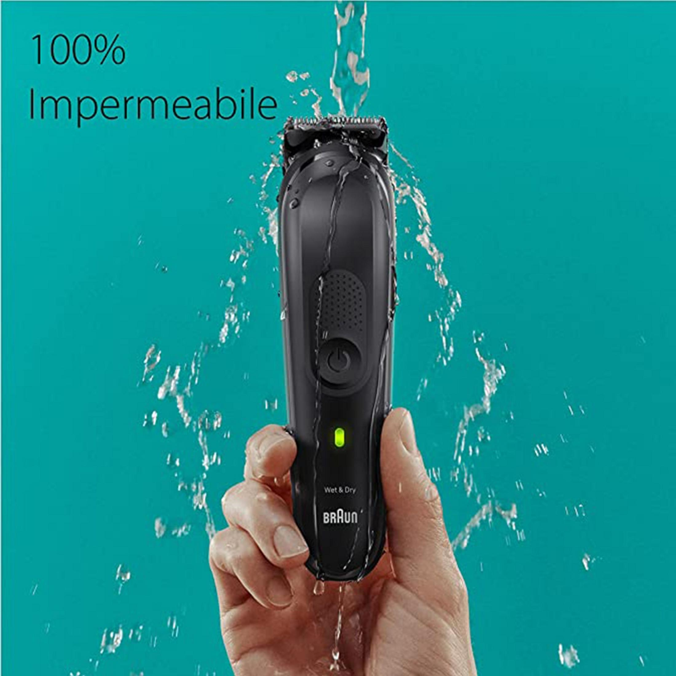 Una mano sujeta una afeitadora eléctrica negra bajo agua corriente.
