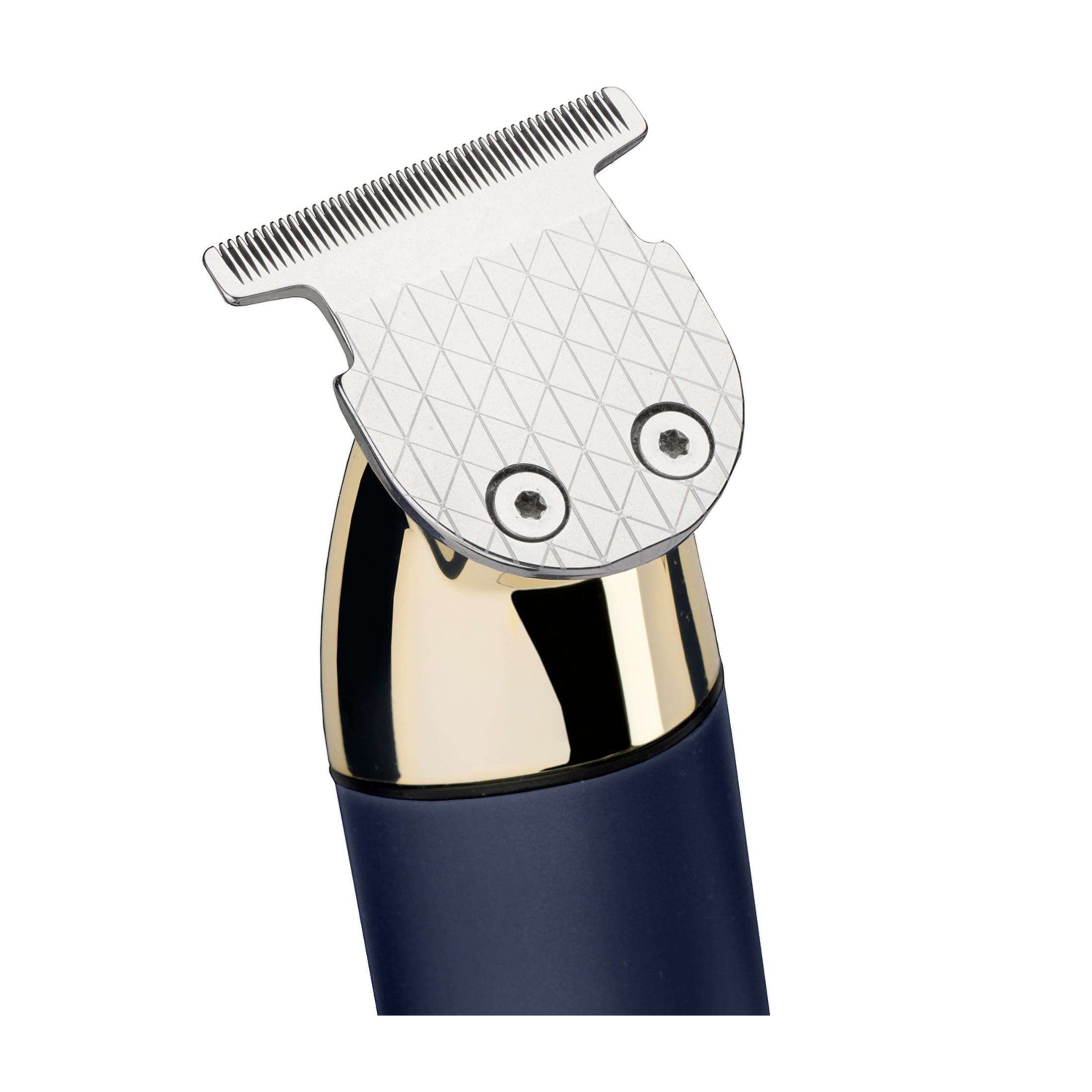 Nahaufnahme eines blauen Trimmers mit goldenem Akzent und silbernem Klingenkopf.
