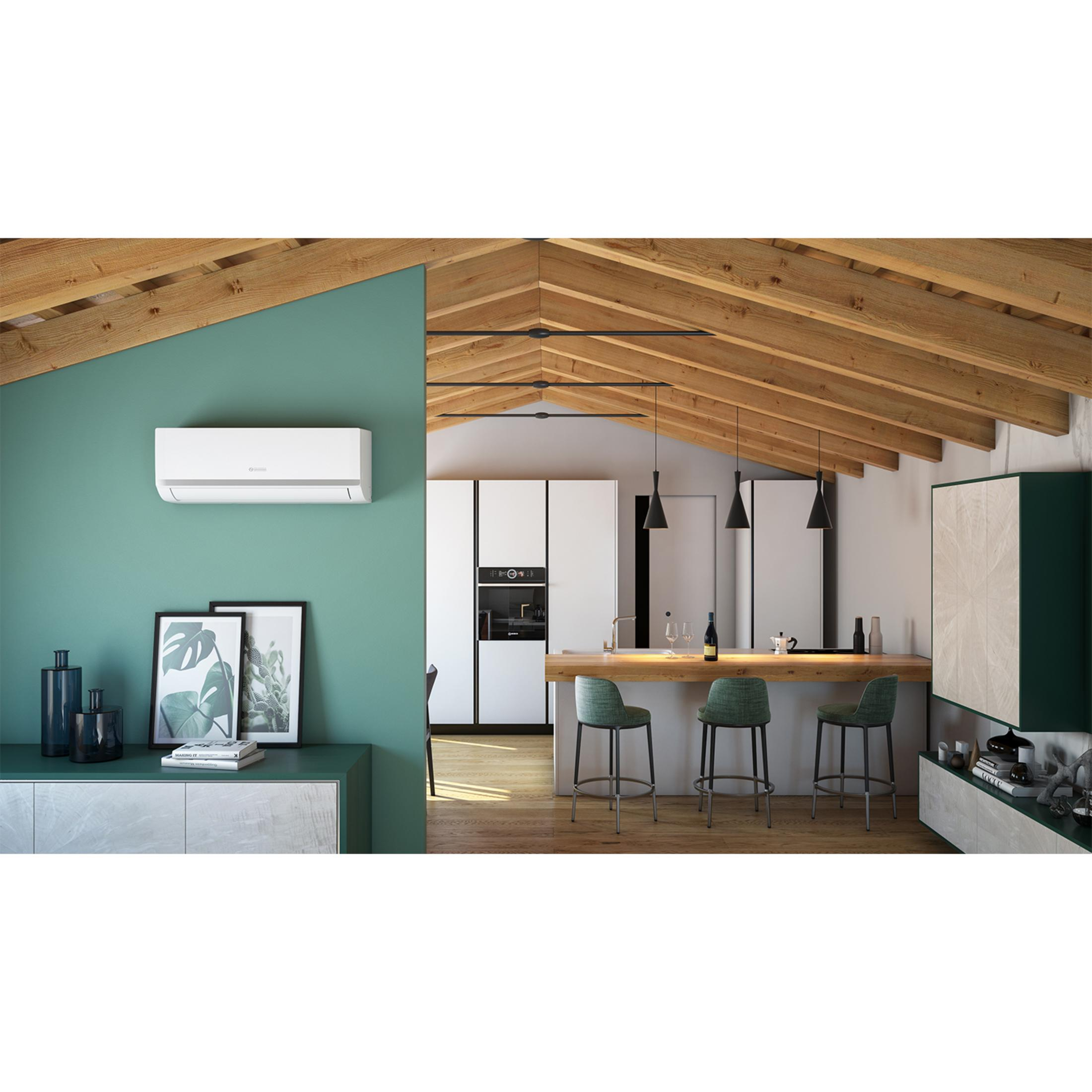 Soggiorno moderno con aria condizionata, cucina e soffitto con travi in legno.
