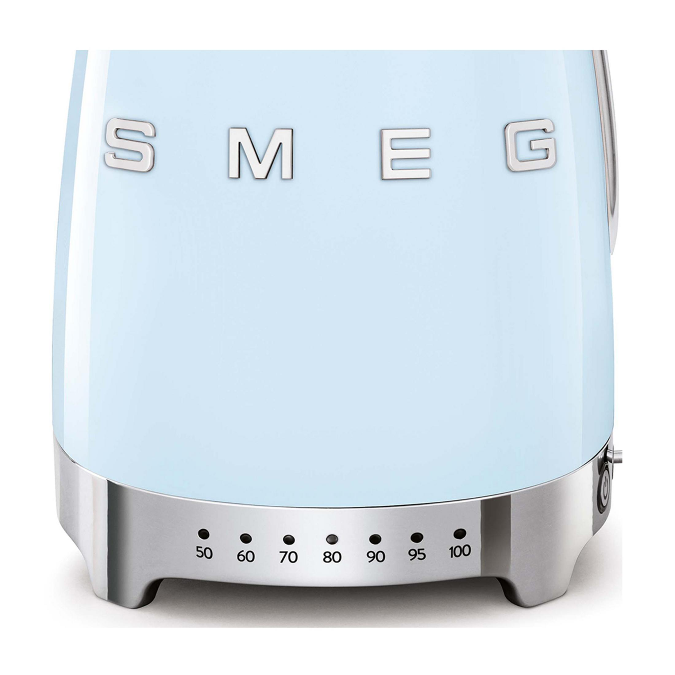 Krom vurgulara ve sıcaklık ayarlarına sahip açık mavi Smeg su ısıtıcısı.