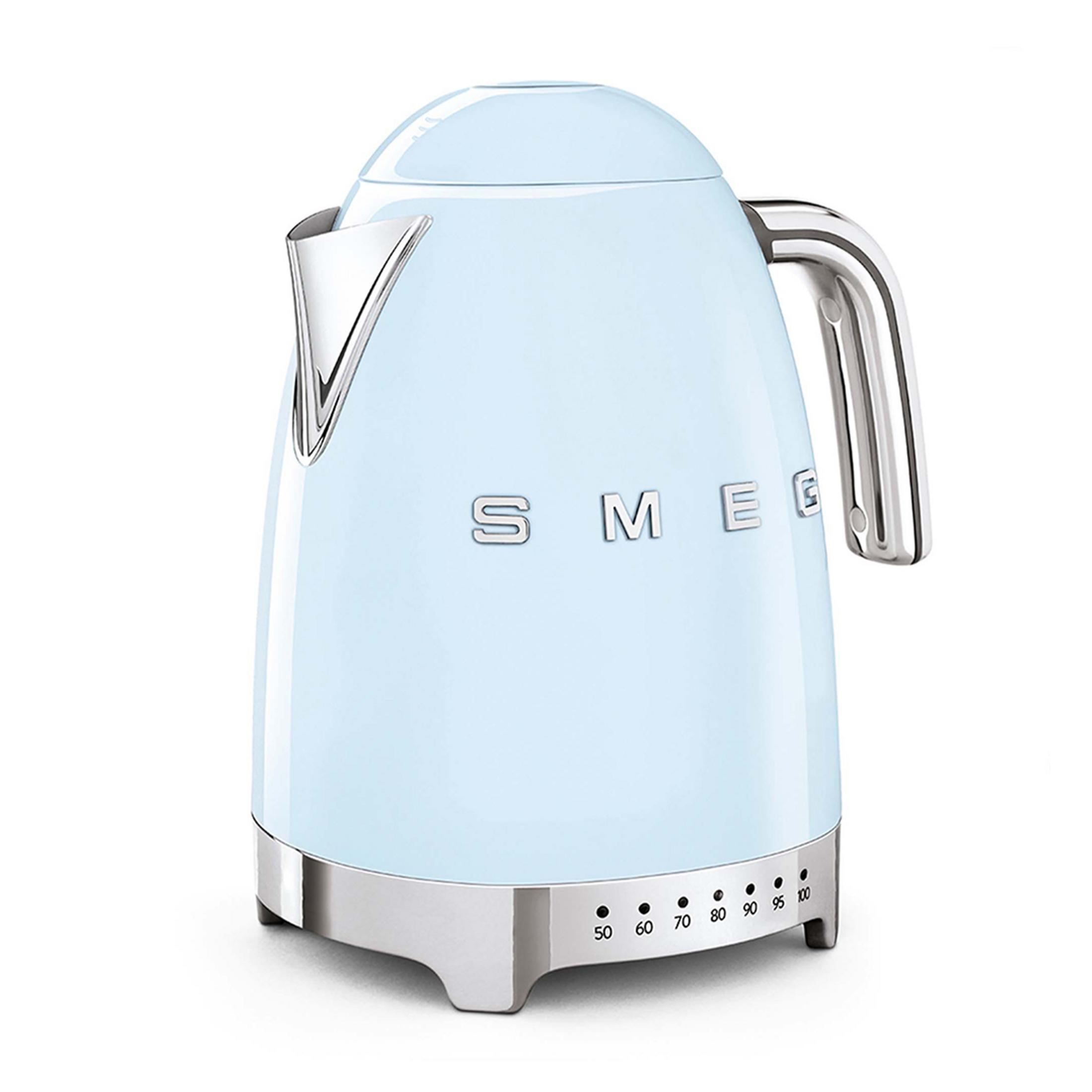 Krom detaylı ve sıcaklık ayarlı açık mavi Smeg su ısıtıcısı.