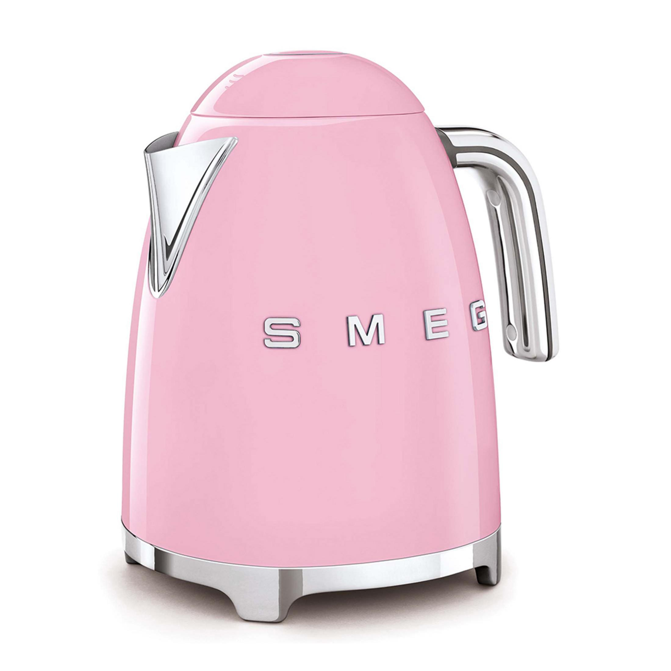 Une bouilloire Smeg rose avec des accents chromés et une poignée.