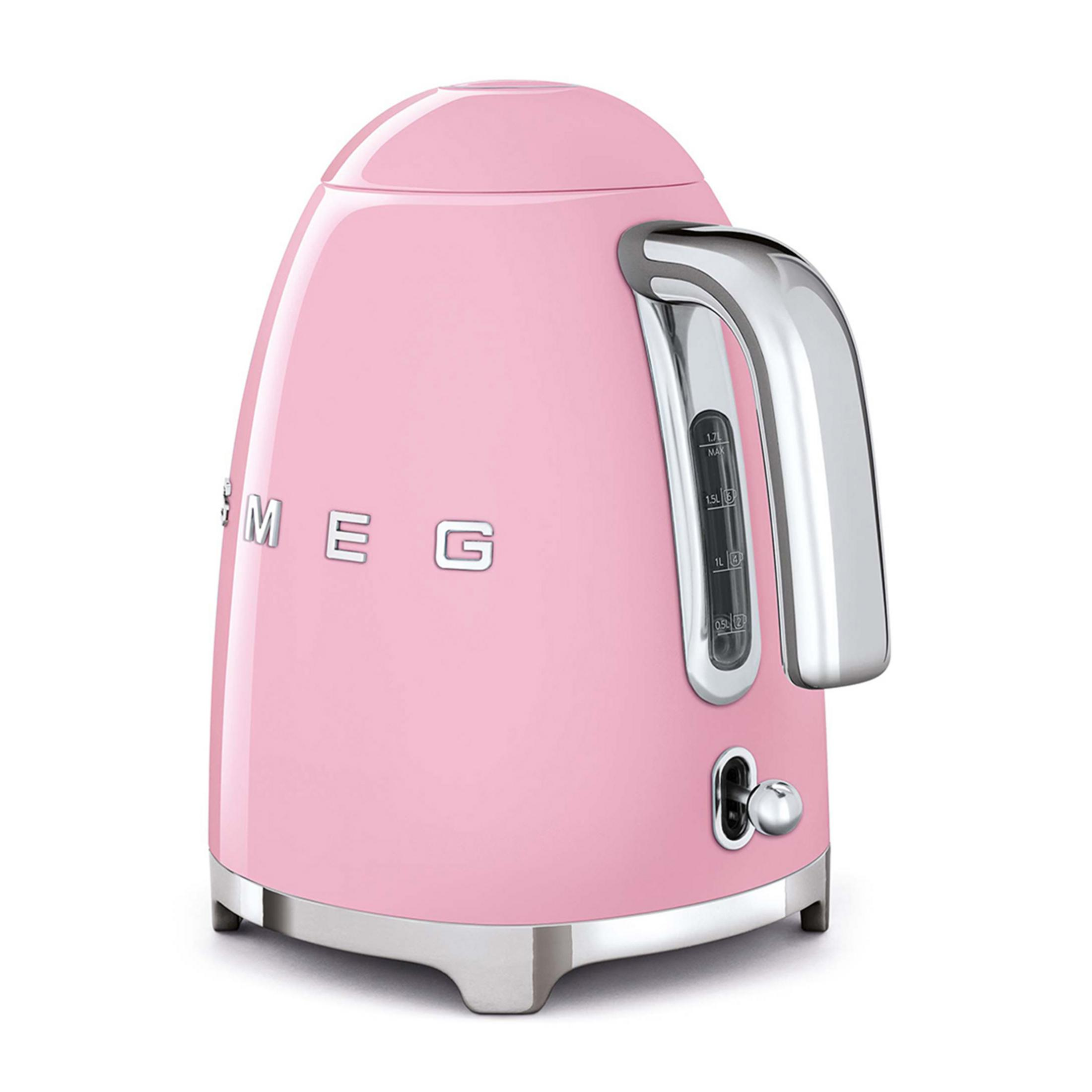 Une bouilloire Smeg rose avec une poignée argentée et un indicateur.