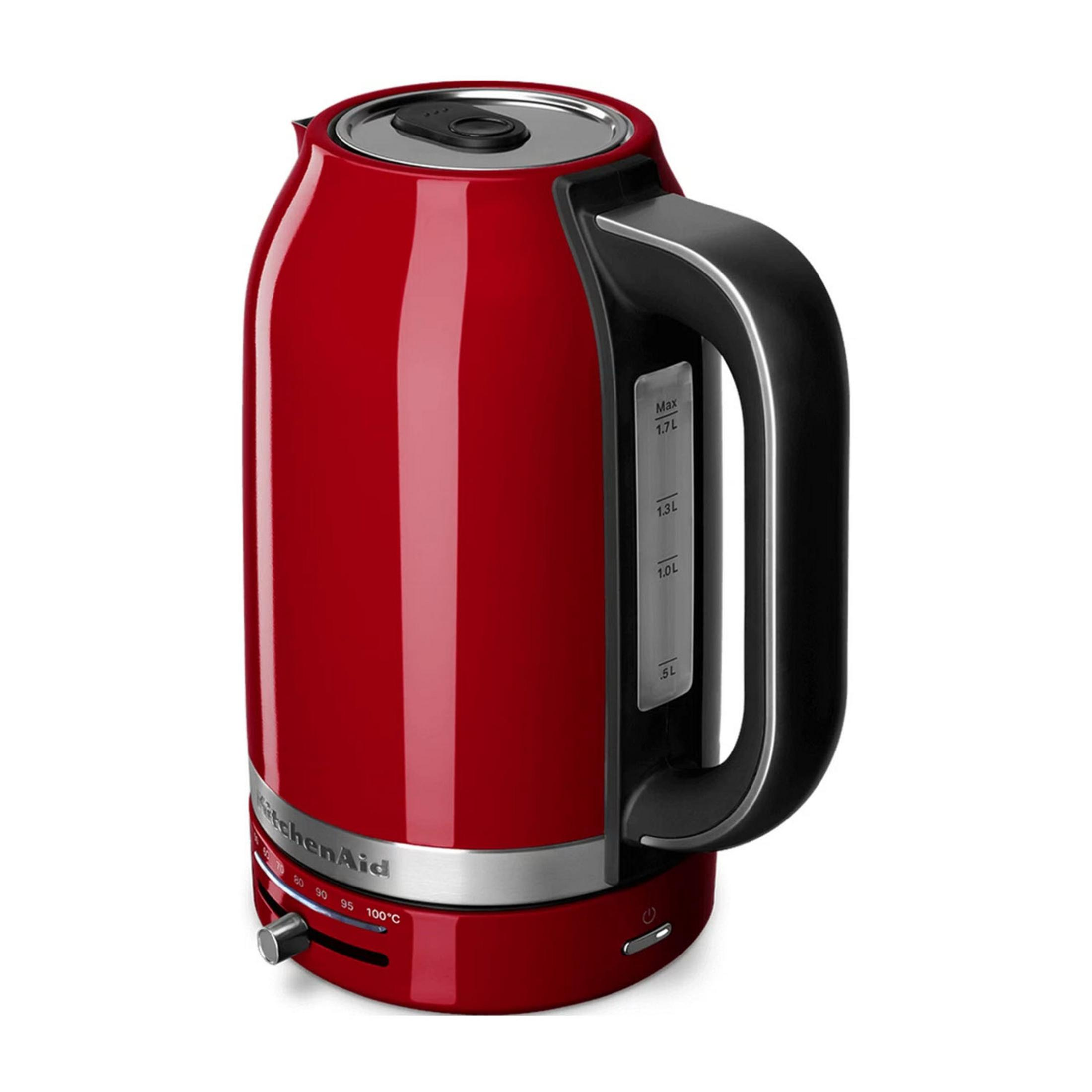 Czerwony czajnik elektryczny z czarną rączką i srebrnymi akcentami na białym tle.