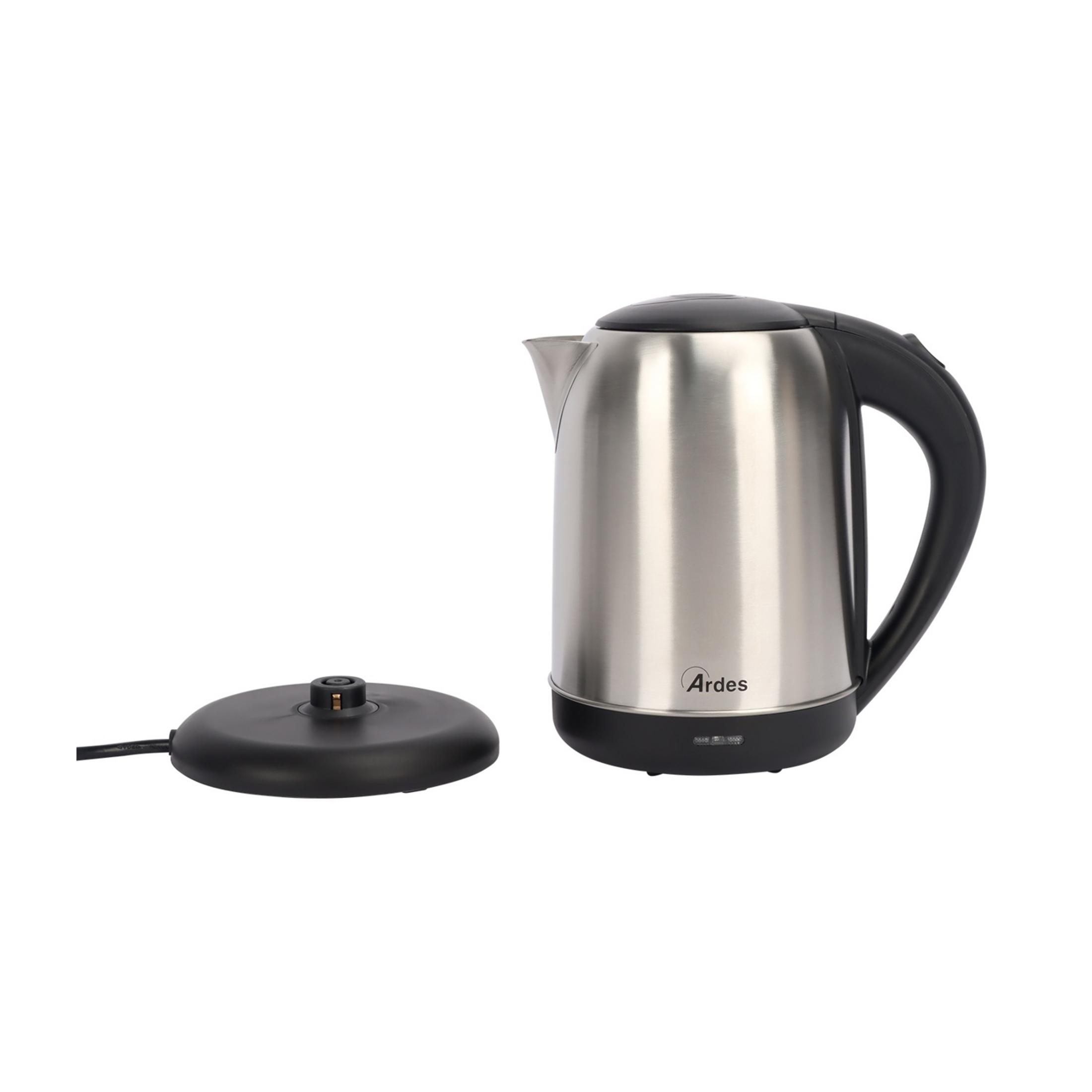 Srebrny czajnik elektryczny z czarną rączką i podstawą.