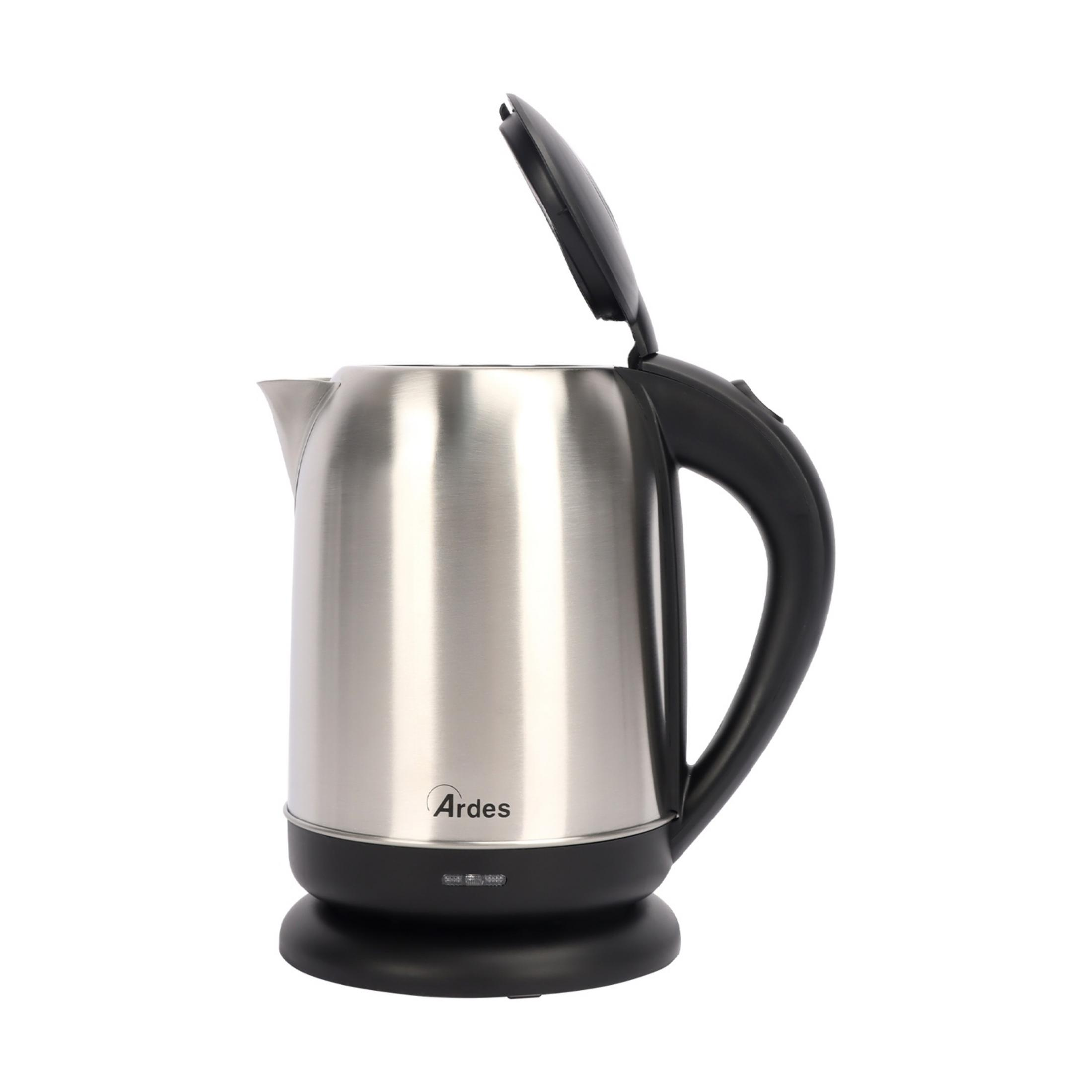 Srebrny czajnik z czarnym uchwytem i otwartą pokrywą na czarnej podstawie.