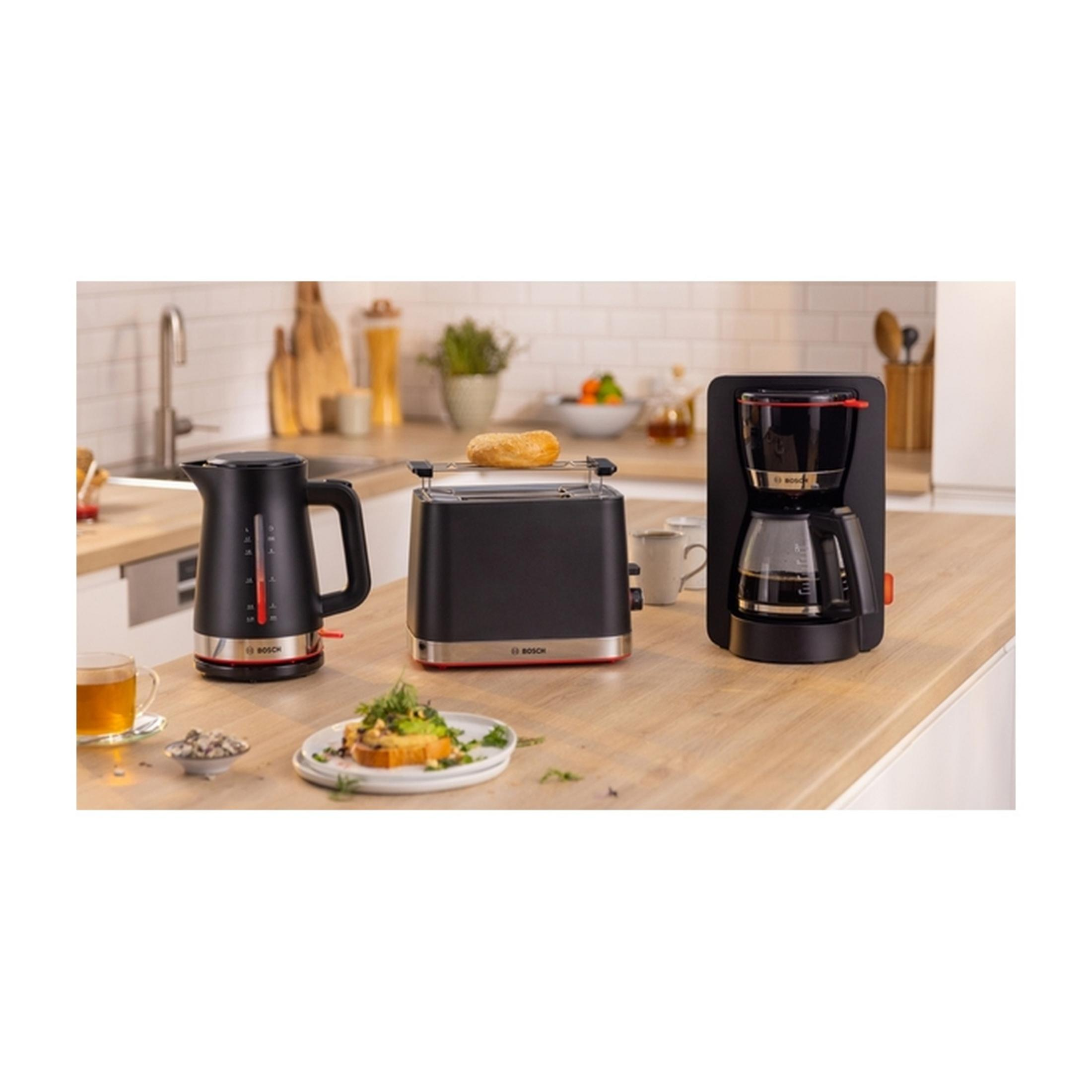 Czajnik, toster i ekspres do kawy na drewnianym blacie.