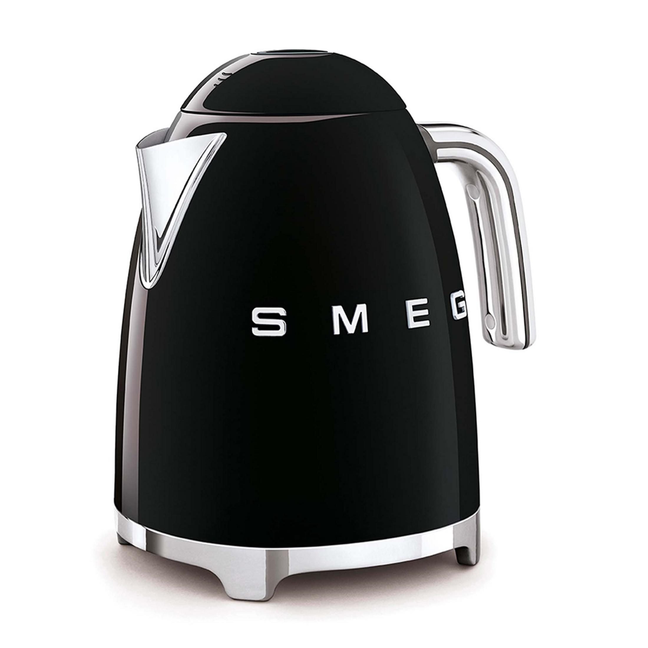 Czajnik SMEG w kolorze czarnym z chromowanymi detalami na białym tle.