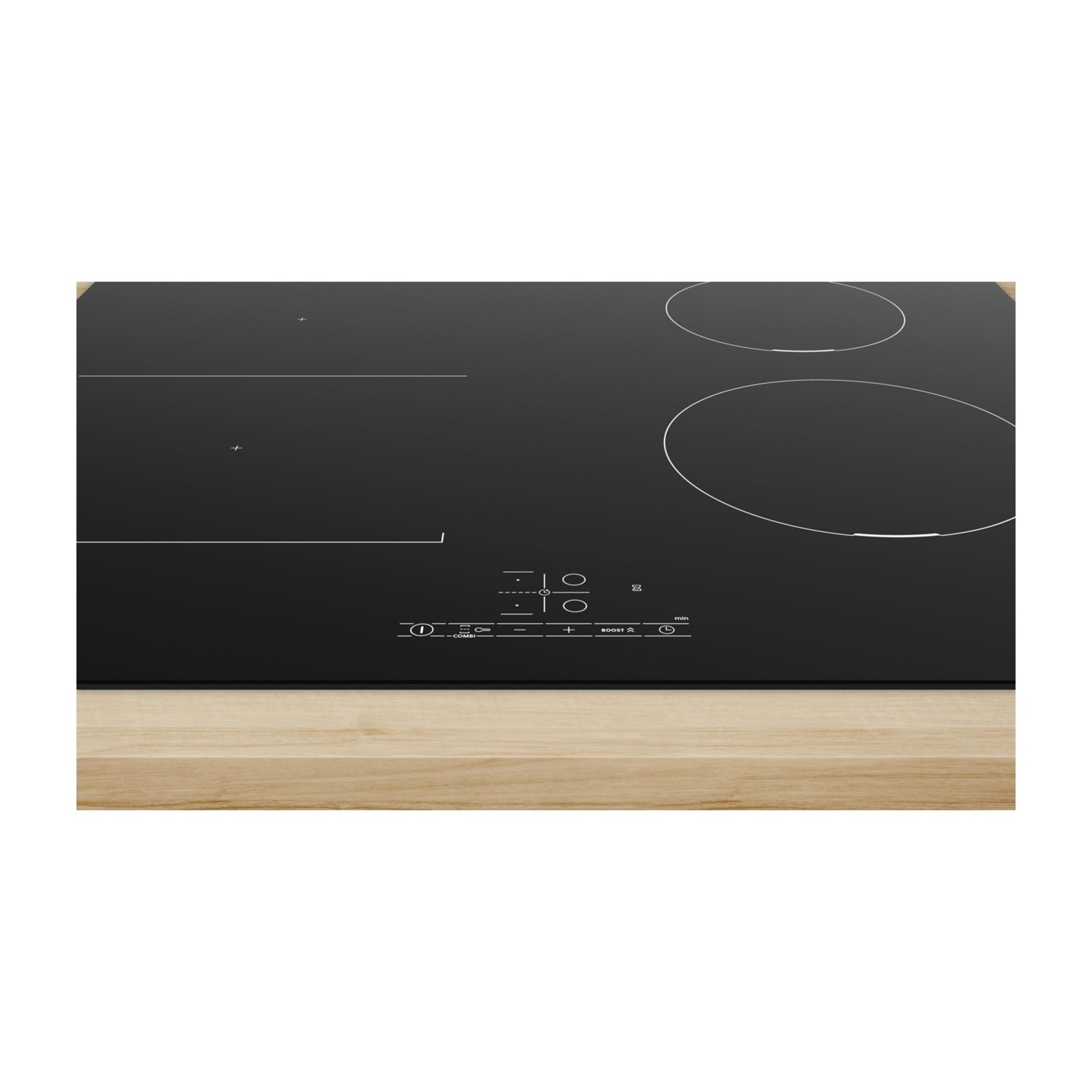 Czarna płyta indukcyjna z przyciskami sterowania i drewnianą powierzchnią.