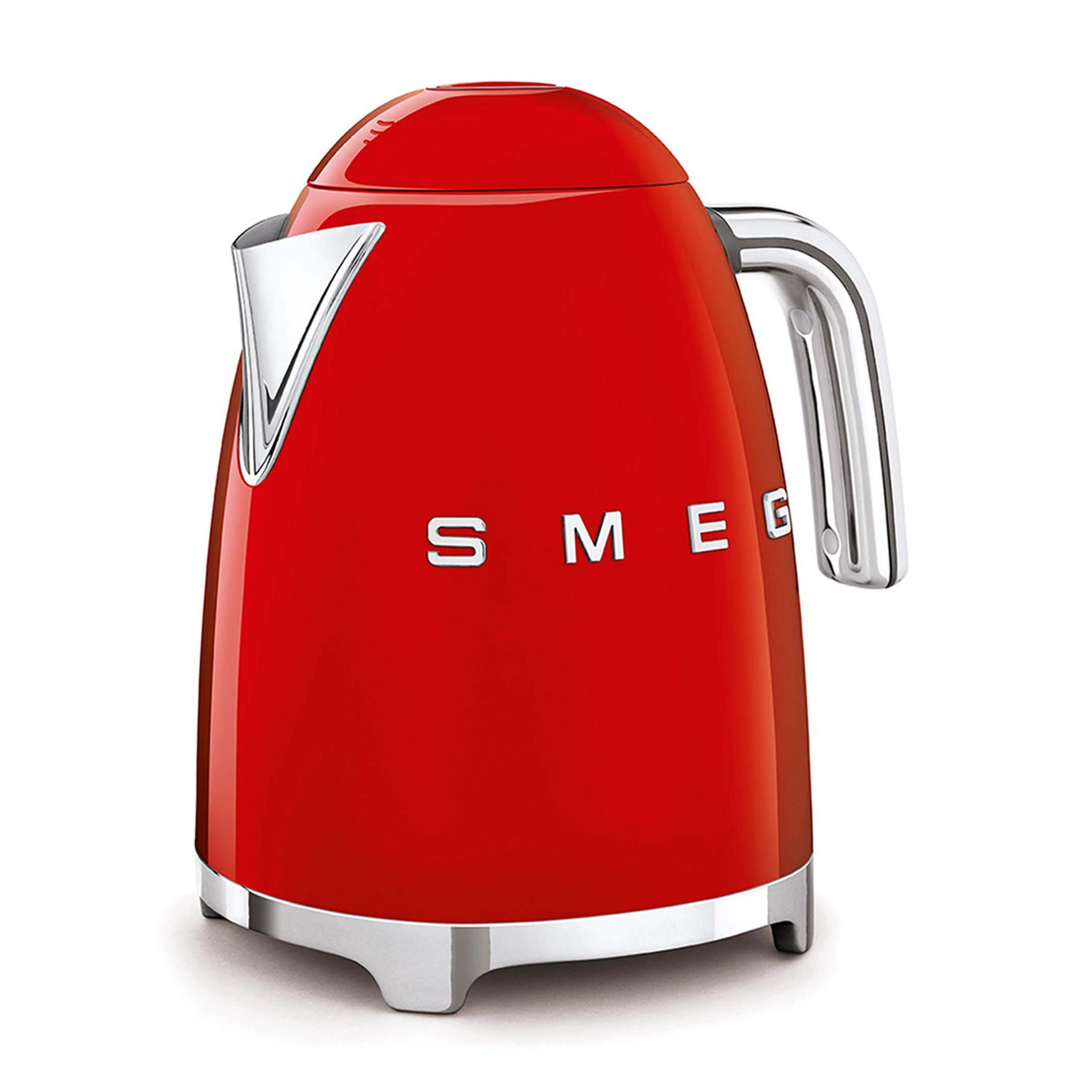 Krom detaylı kırmızı Smeg su ısıtıcısı beyaz zeminde duruyor.