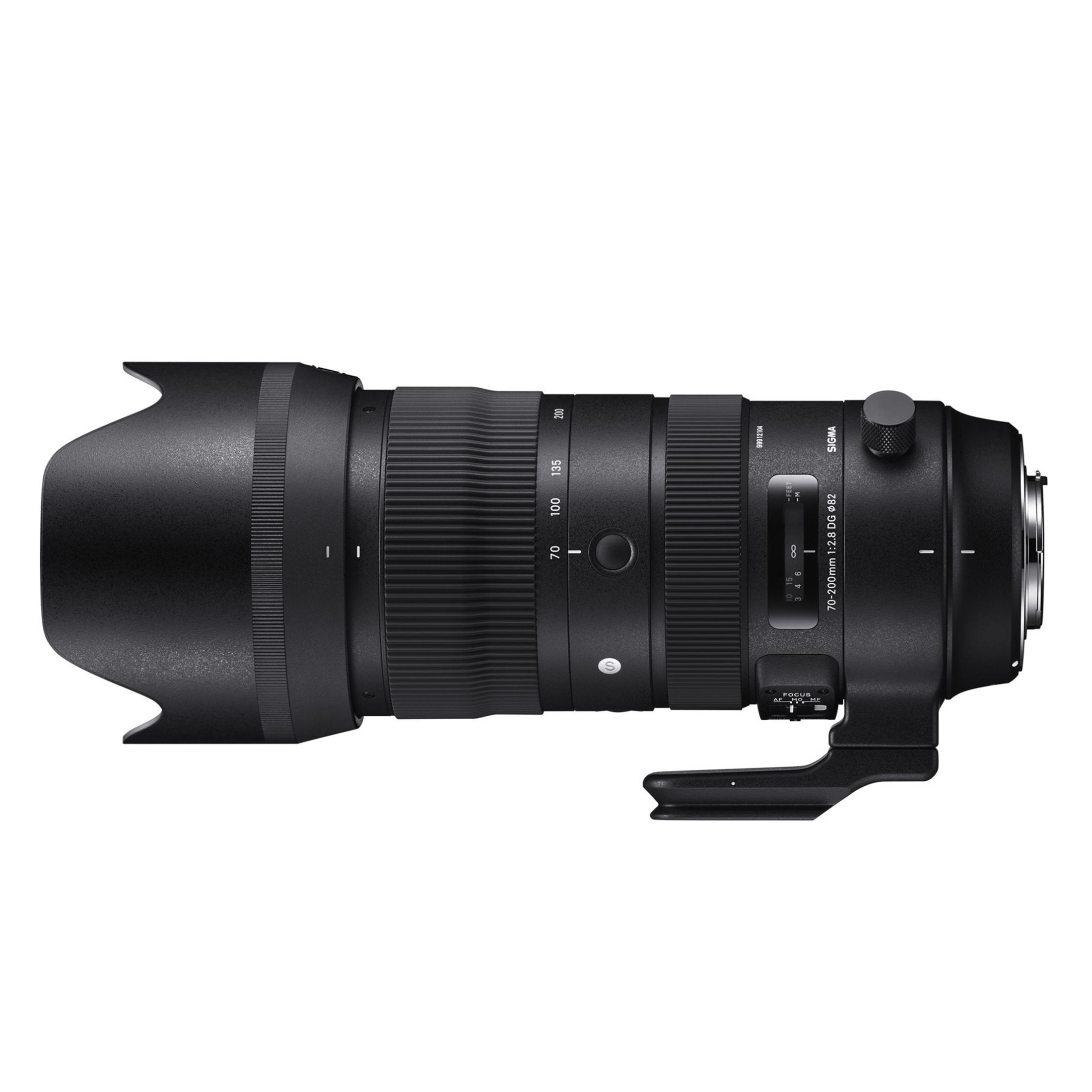 Un obiettivo Sigma 70-200mm 1:2.8 DG nero con paraluce.