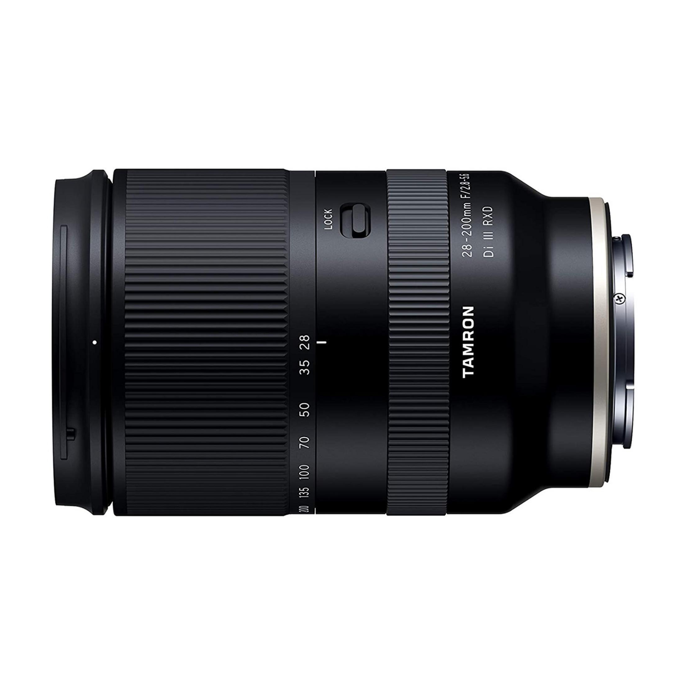 Ein schwarzes Tamron 28-200mm Objektiv mit Zoomring und Fokusmarkierungen.